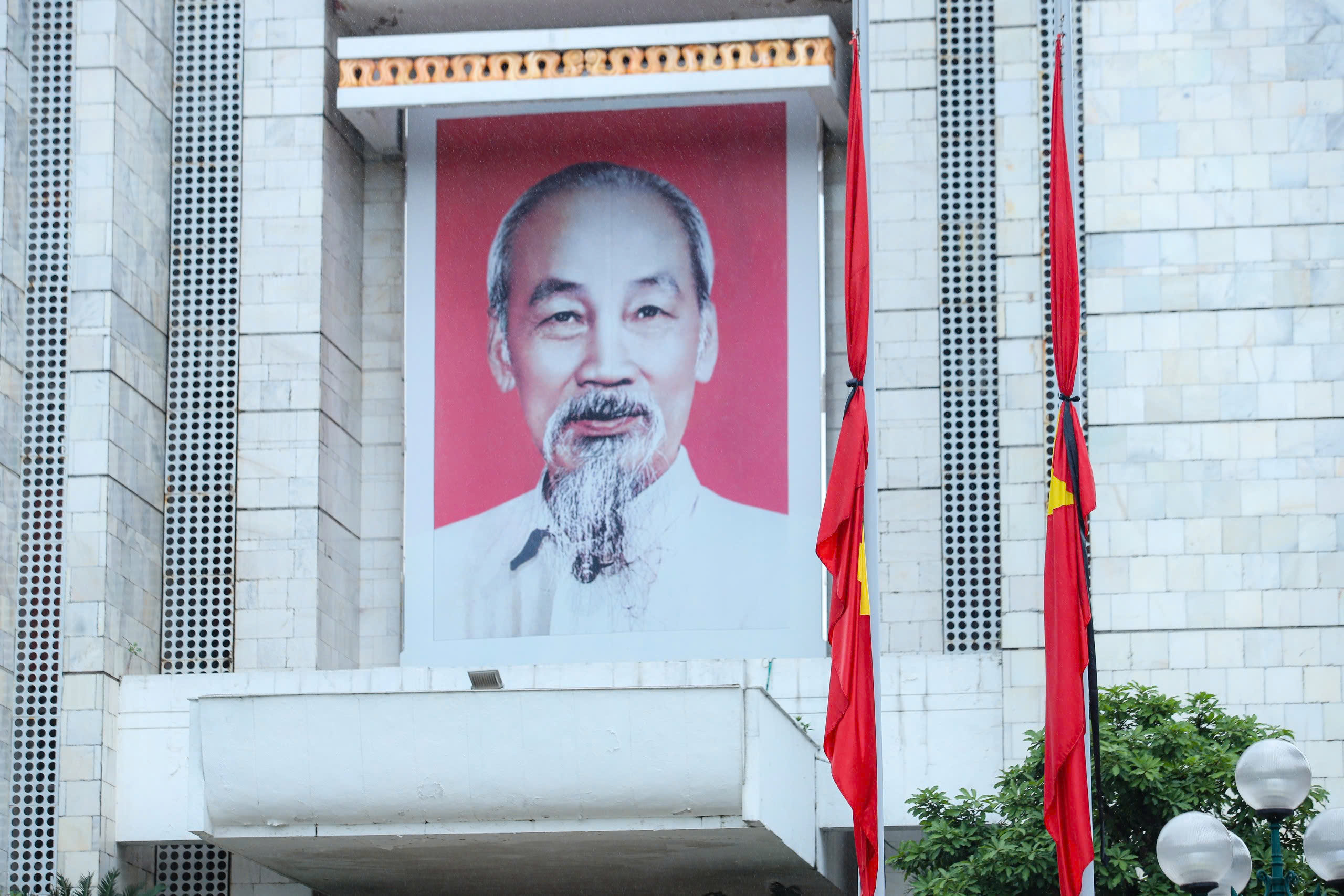 C&aacute;c t&ograve;a nh&agrave; đồng loạt treo cờ rủ tưởng niệm nguy&ecirc;n Chủ tịch nước Trần Đức Lương- Ảnh 6.