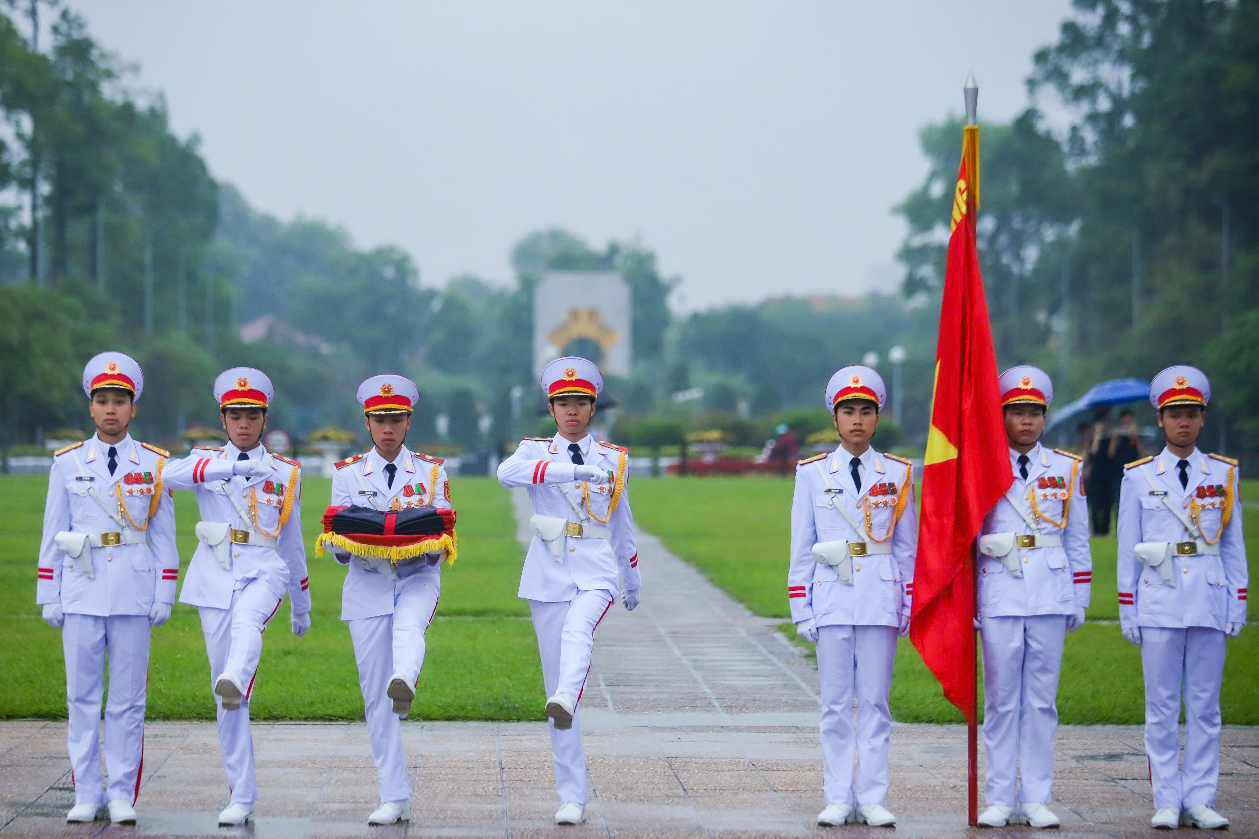Lễ treo cờ rủ Quốc tang nguyên Chủ tịch nước Trần Đức Lương tại Quảng trường Ba Đình- Ảnh 5.