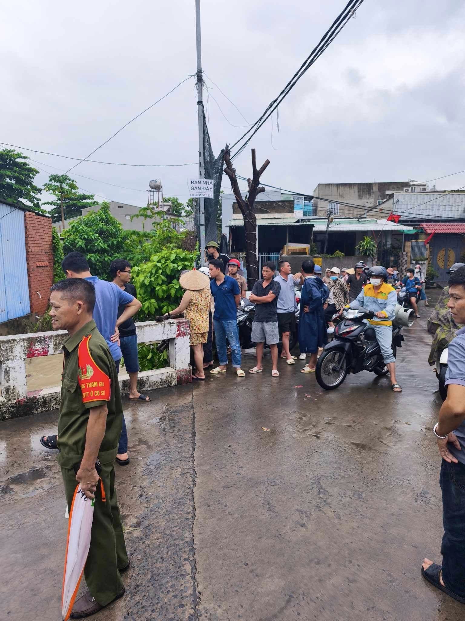 Đang t&igrave;m kiếm b&eacute; g&aacute;i 10 tuổi bị nước cuốn tr&ocirc;i, nhiều nơi ở Bi&ecirc;n H&ograve;a  ngập trong biển nước - Ảnh 1.
