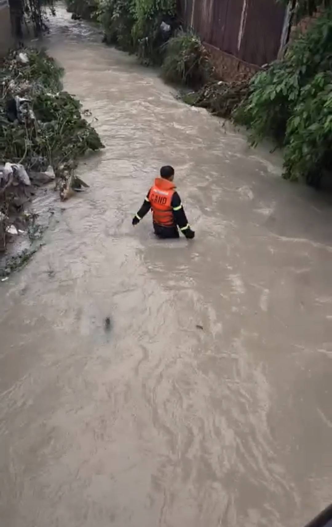 Đang t&igrave;m kiếm b&eacute; g&aacute;i 10 tuổi bị nước cuốn tr&ocirc;i, nhiều nơi ở Bi&ecirc;n H&ograve;a  ngập trong biển nước - Ảnh 2.