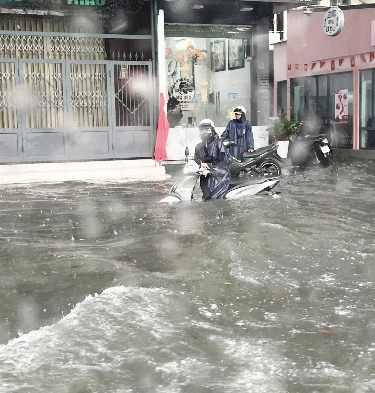 Đang t&igrave;m kiếm b&eacute; g&aacute;i 10 tuổi bị nước cuốn tr&ocirc;i, nhiều nơi ở Bi&ecirc;n H&ograve;a  ngập trong biển nước - Ảnh 3.