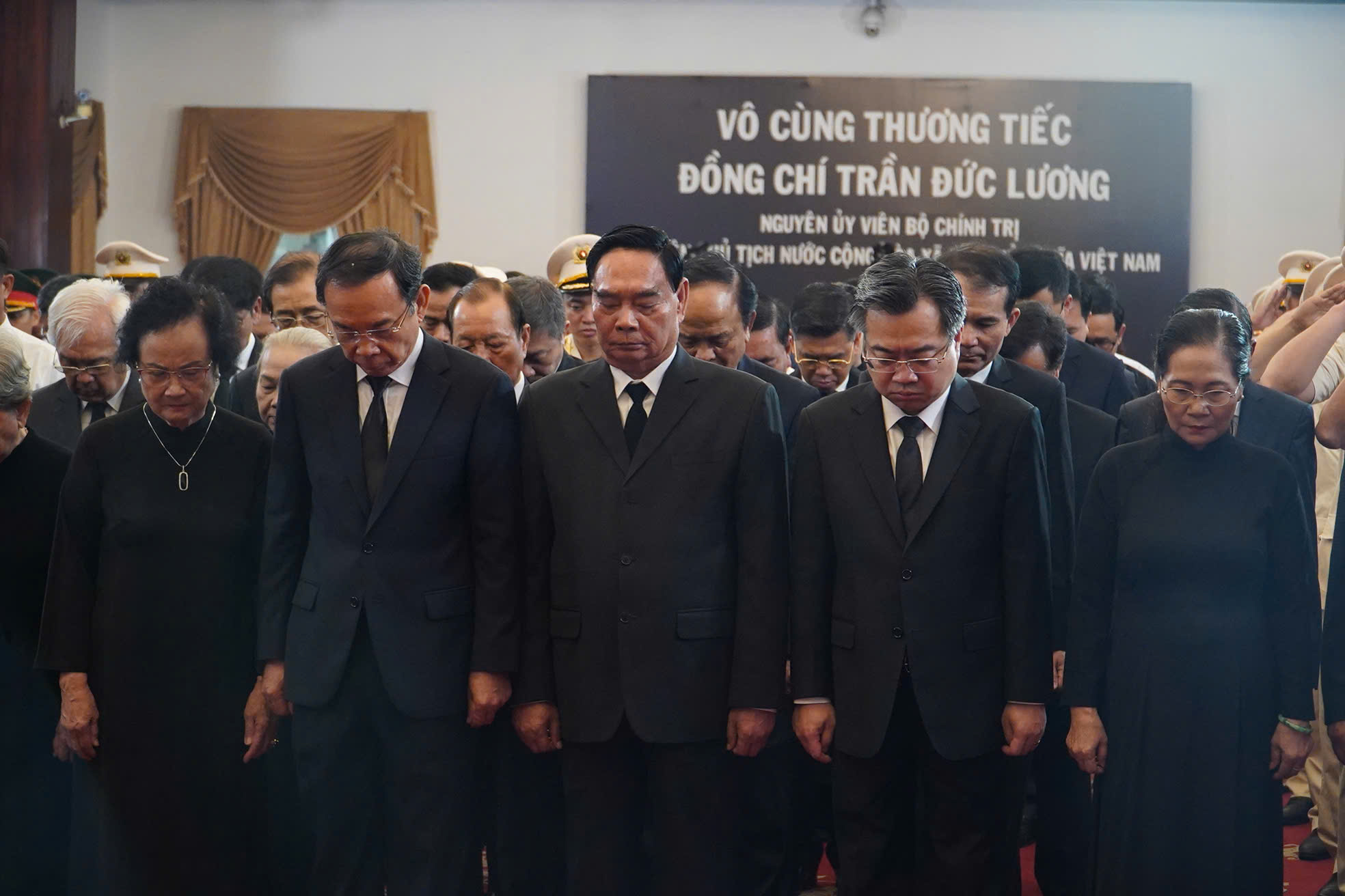 Nghẹn ng&agrave;o x&uacute;c động tại Lễ viếng nguy&ecirc;n Chủ tịch nước Trần Đức Lương tại TP HCM - Ảnh 2.