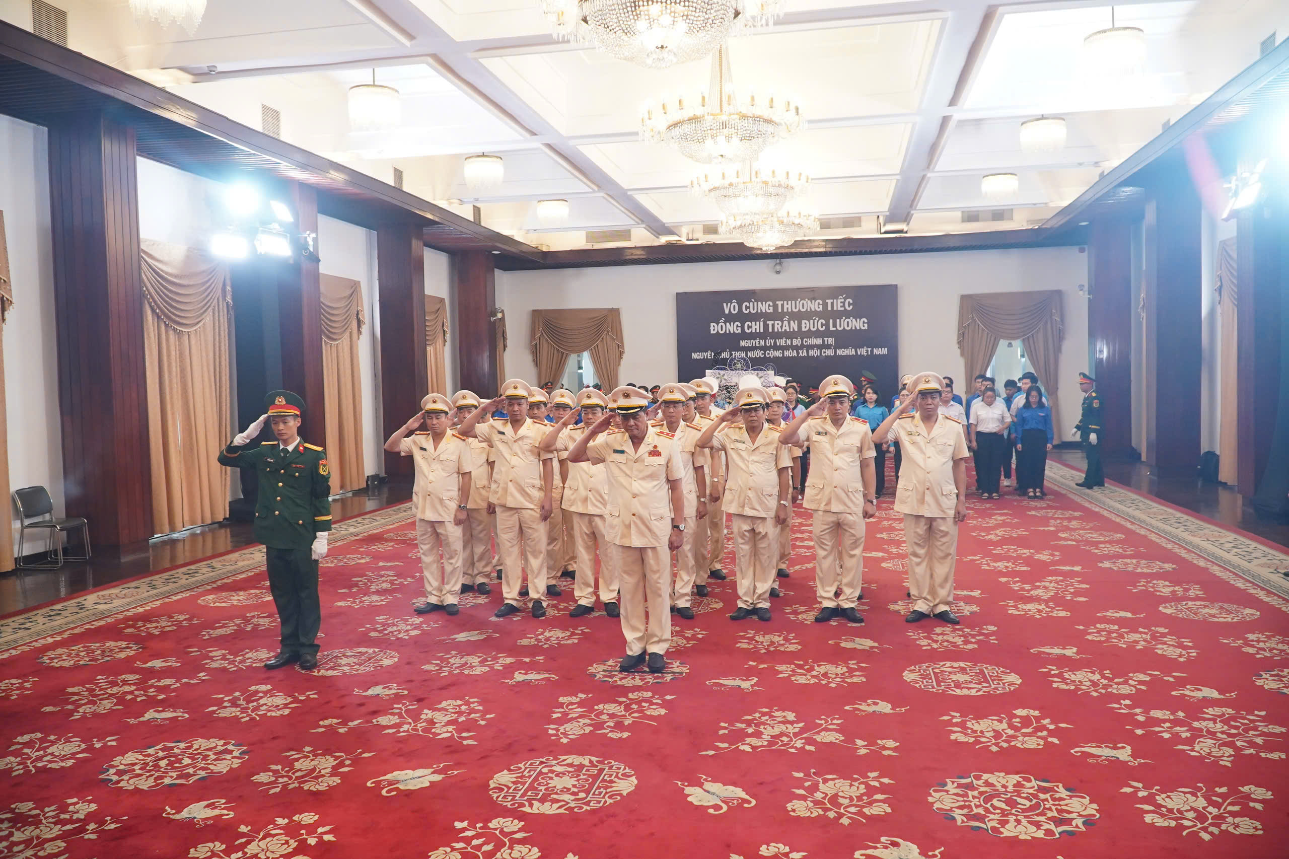 Nghẹn ng&agrave;o x&uacute;c động tại Lễ viếng nguy&ecirc;n Chủ tịch nước Trần Đức Lương tại TP HCM - Ảnh 10.