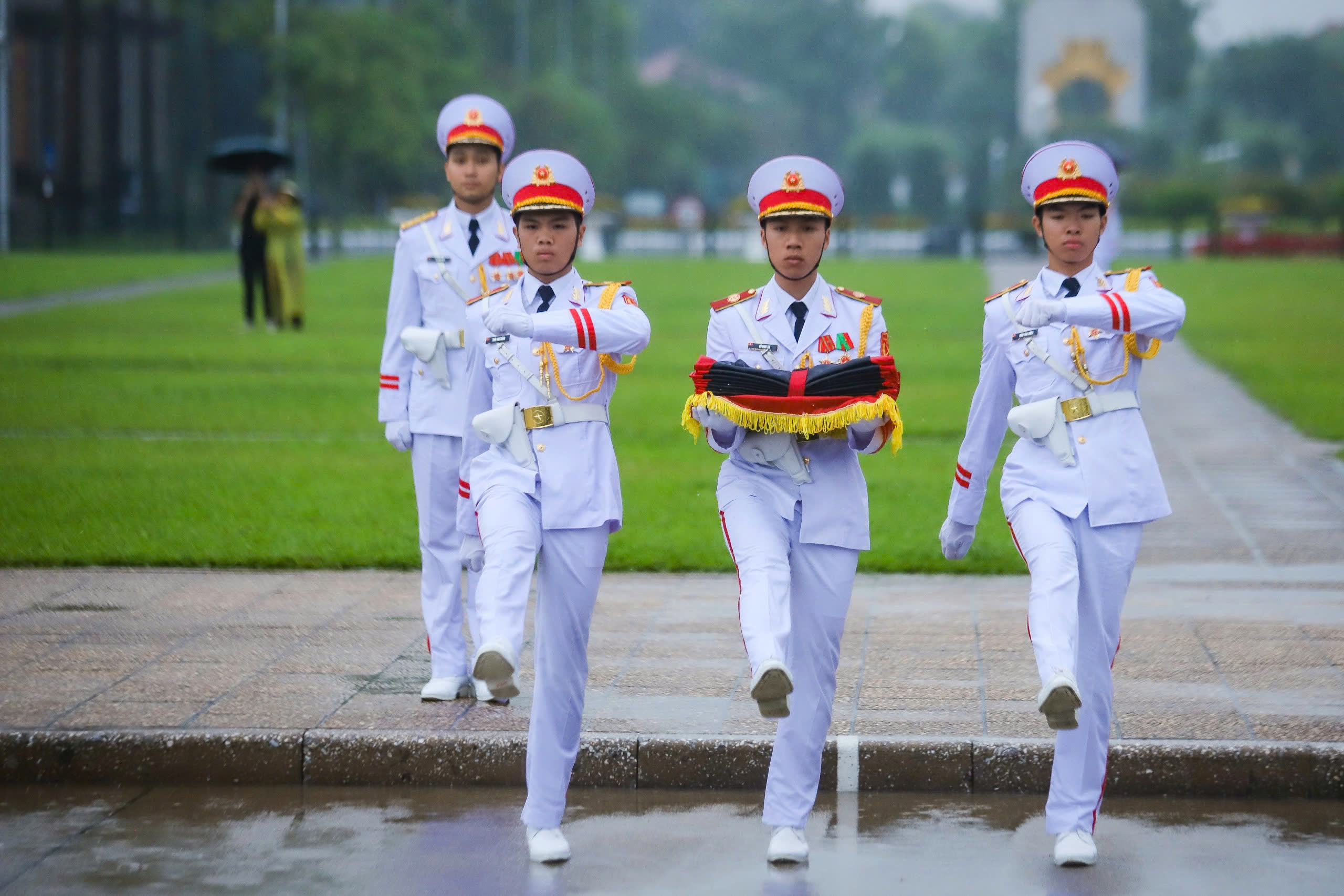 Lễ treo cờ rủ Quốc tang nguyên Chủ tịch nước Trần Đức Lương tại Quảng trường Ba Đình- Ảnh 6.