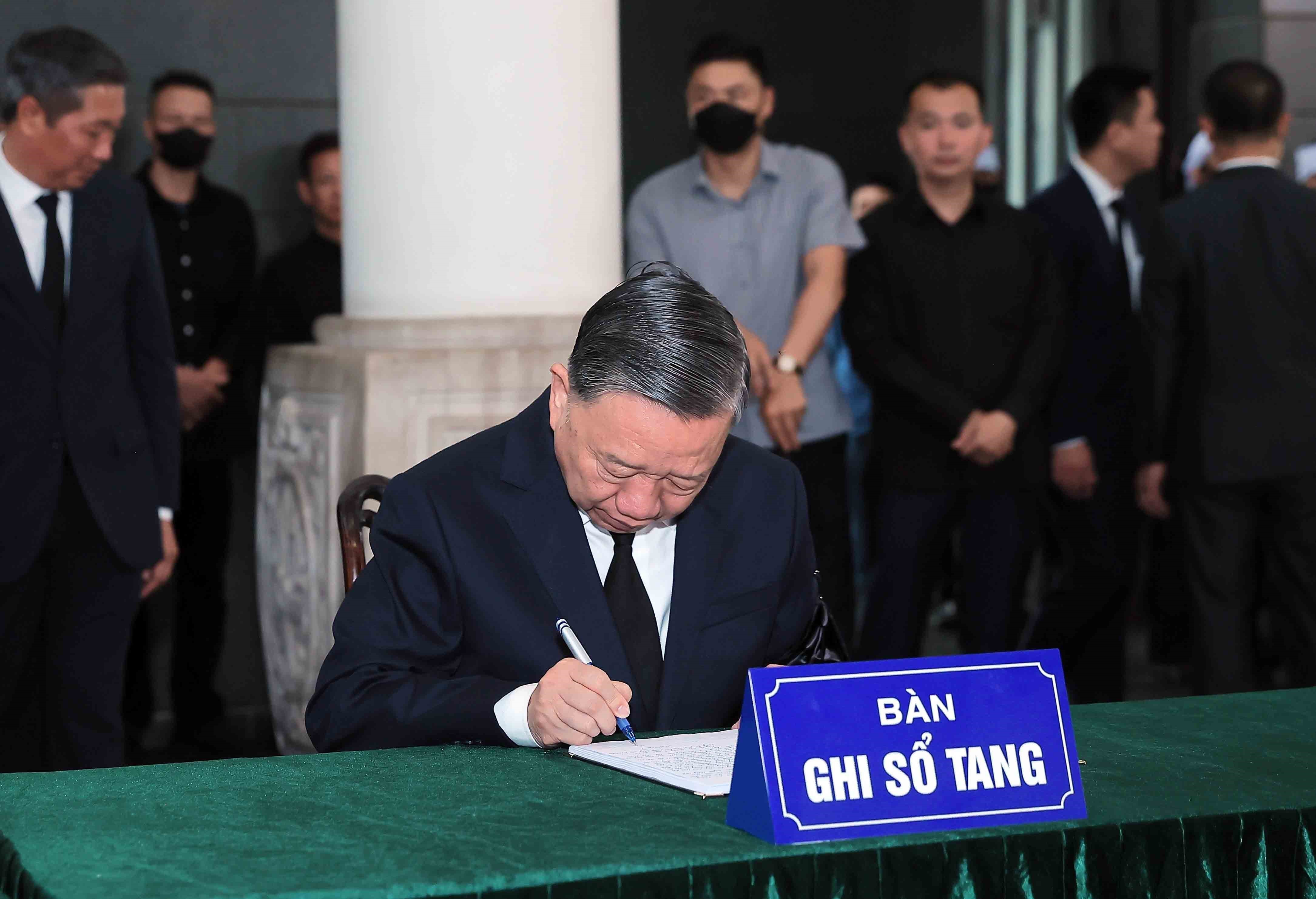 LỄ QUỐC TANG NGUY&Ecirc;N CHỦ TỊCH NƯỚC TRẦN ĐỨC LƯƠNG: Nh&agrave; l&atilde;nh đạo hết l&ograve;ng v&igrave; nh&acirc;n d&acirc;n - Ảnh 1.
