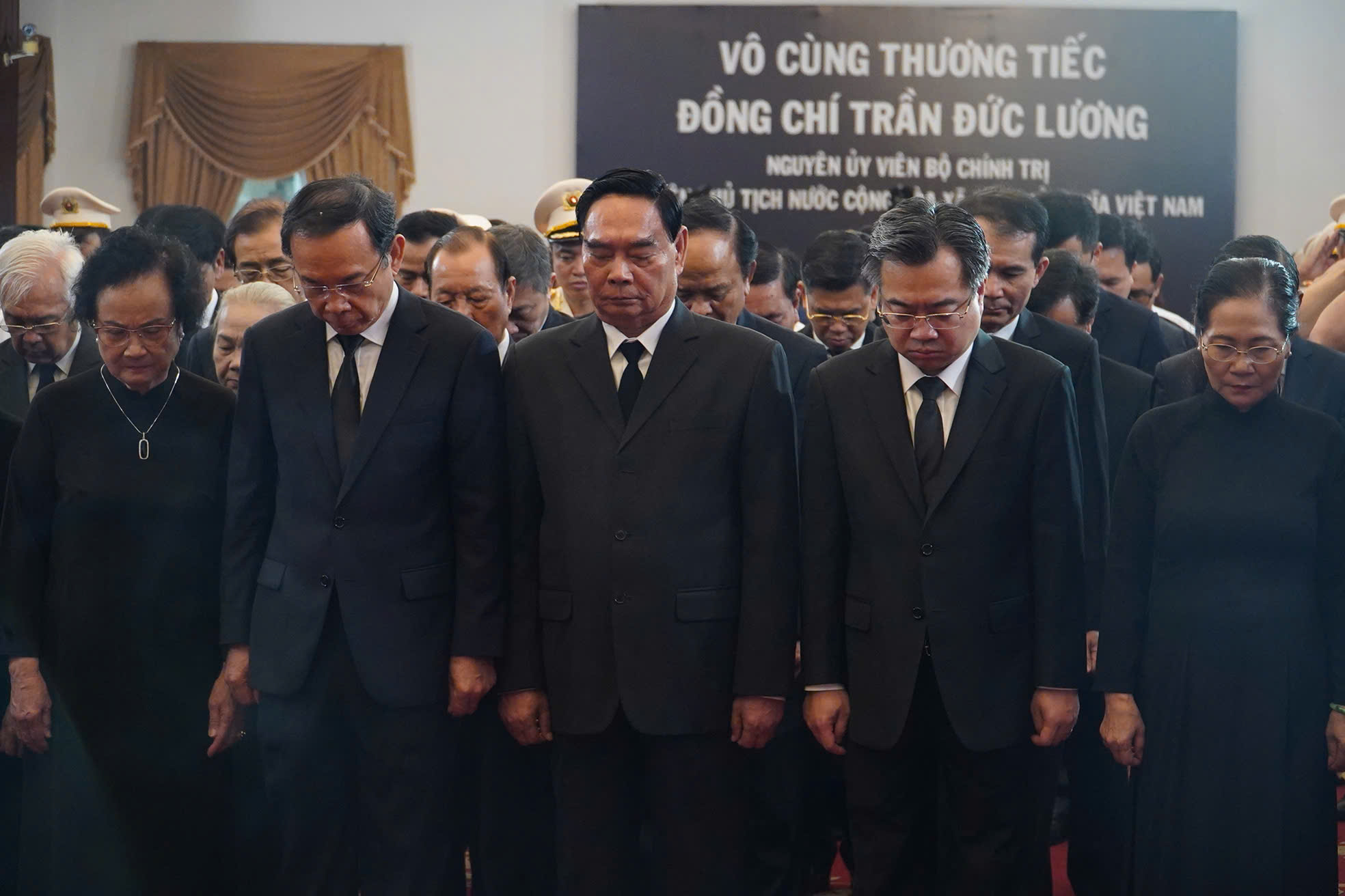 LỄ QUỐC TANG NGUY&Ecirc;N CHỦ TỊCH NƯỚC TRẦN ĐỨC LƯƠNG: Nh&agrave; l&atilde;nh đạo hết l&ograve;ng v&igrave; nh&acirc;n d&acirc;n - Ảnh 2.