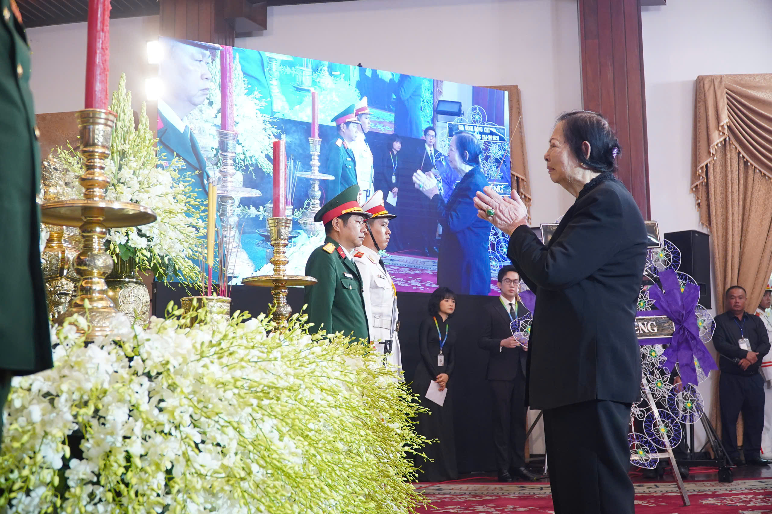 Nghẹn ng&agrave;o x&uacute;c động tại Lễ viếng nguy&ecirc;n Chủ tịch nước Trần Đức Lương tại TP HCM - Ảnh 18.