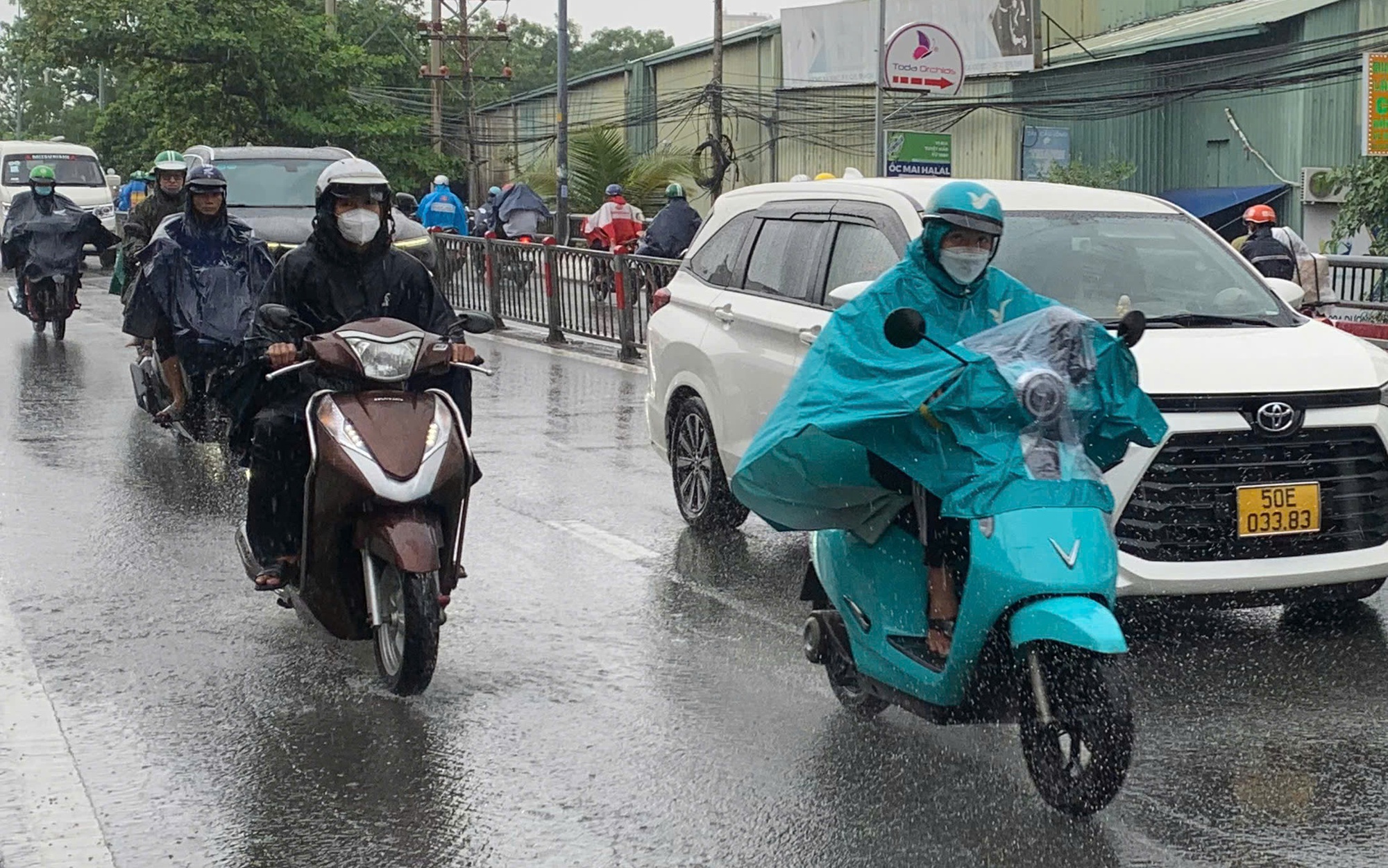 TP HCM: Giữa trưa mưa như trút nước