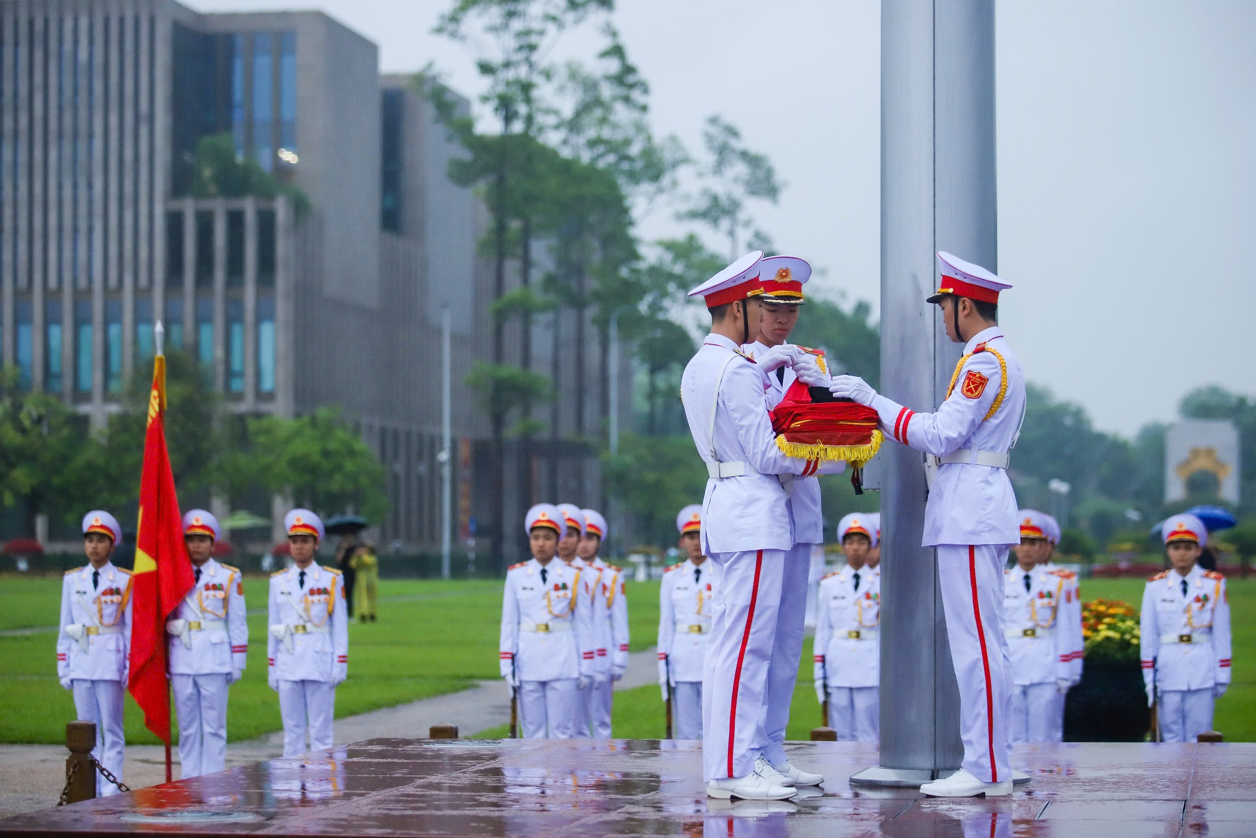 Lễ treo cờ rủ Quốc tang nguyên Chủ tịch nước Trần Đức Lương tại Quảng trường Ba Đình- Ảnh 7.
