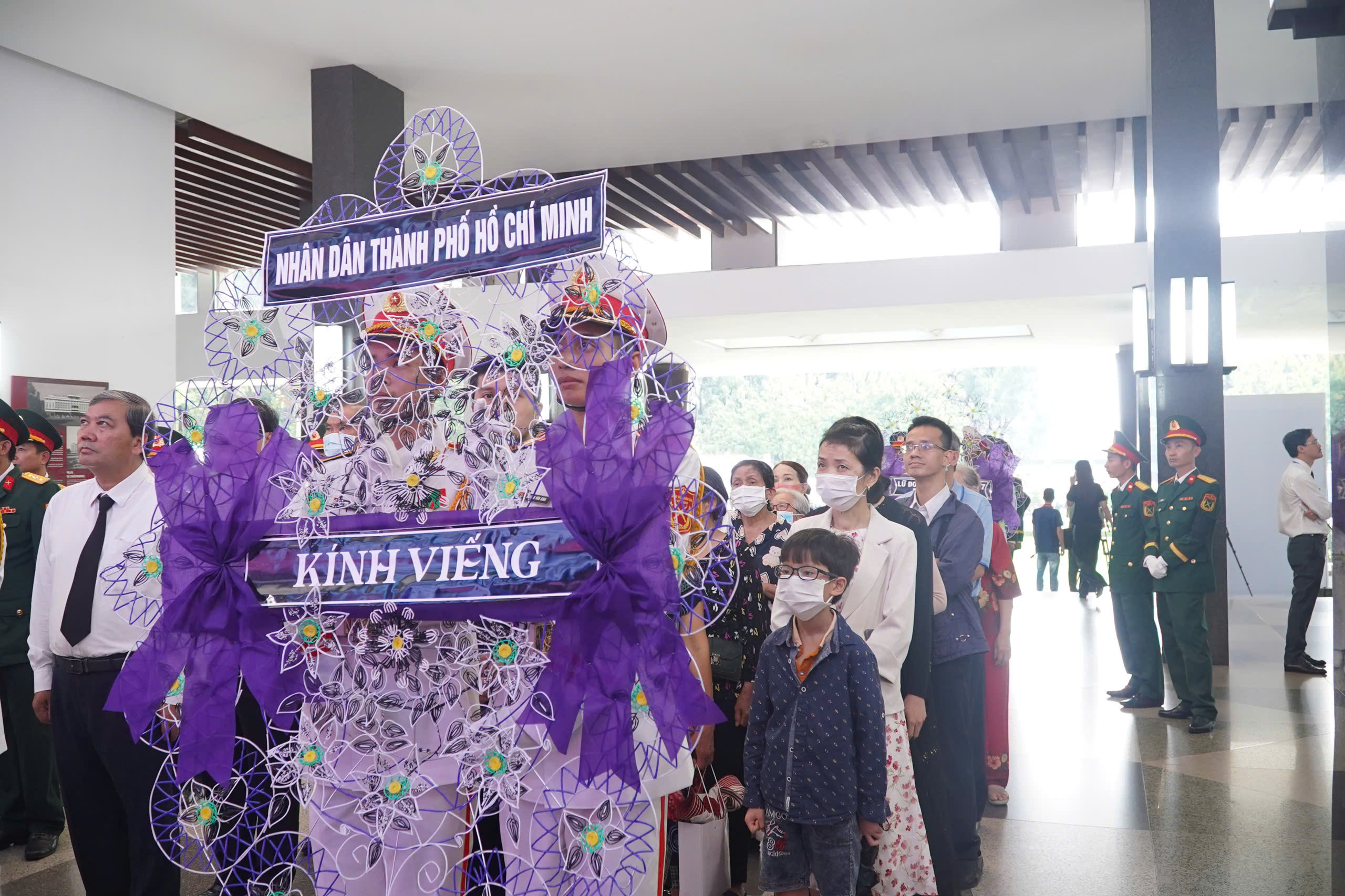 Nghẹn ng&agrave;o x&uacute;c động tại Lễ viếng nguy&ecirc;n Chủ tịch nước Trần Đức Lương tại TP HCM - Ảnh 14.