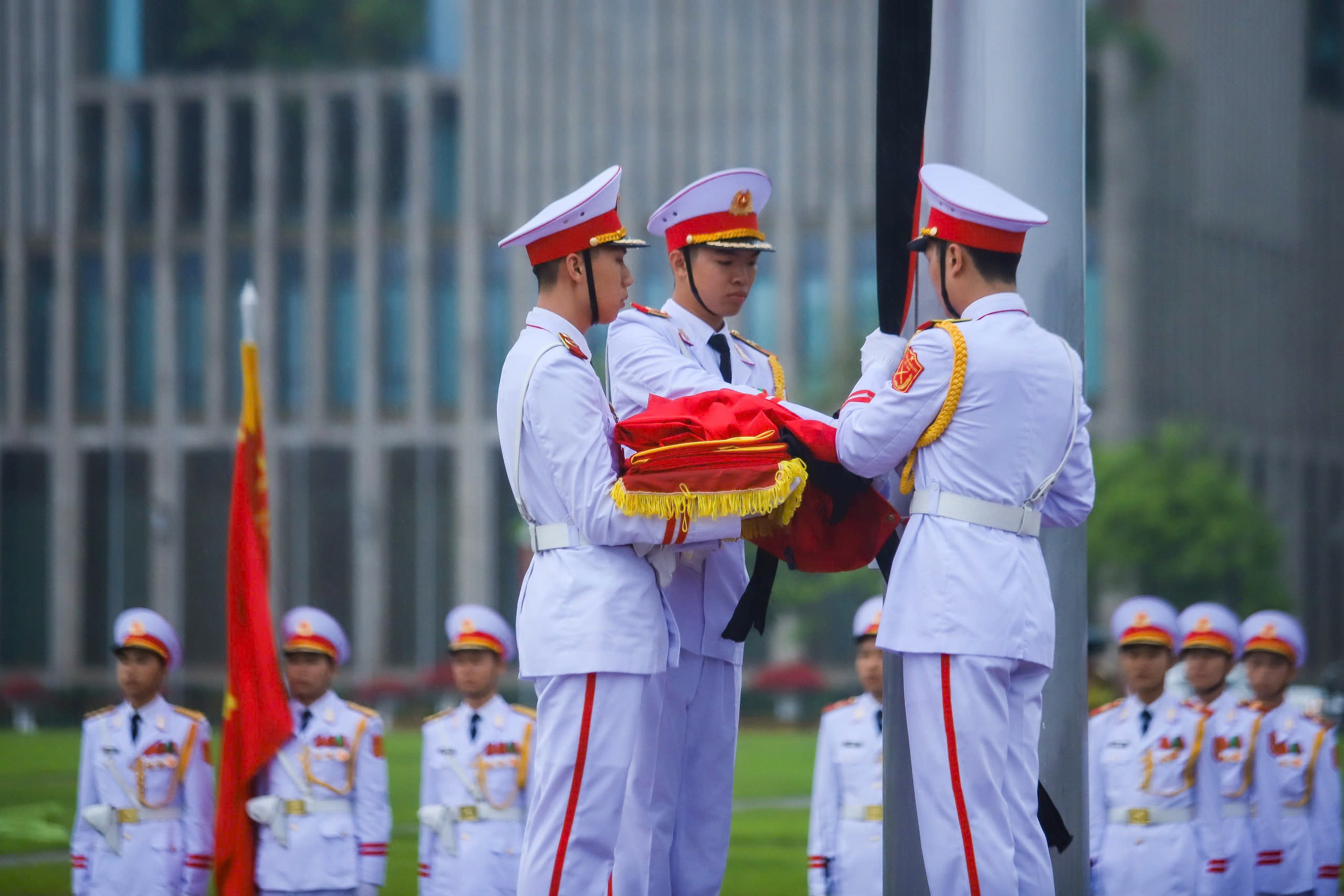 Lễ treo cờ rủ Quốc tang nguyên Chủ tịch nước Trần Đức Lương tại Quảng trường Ba Đình- Ảnh 8.