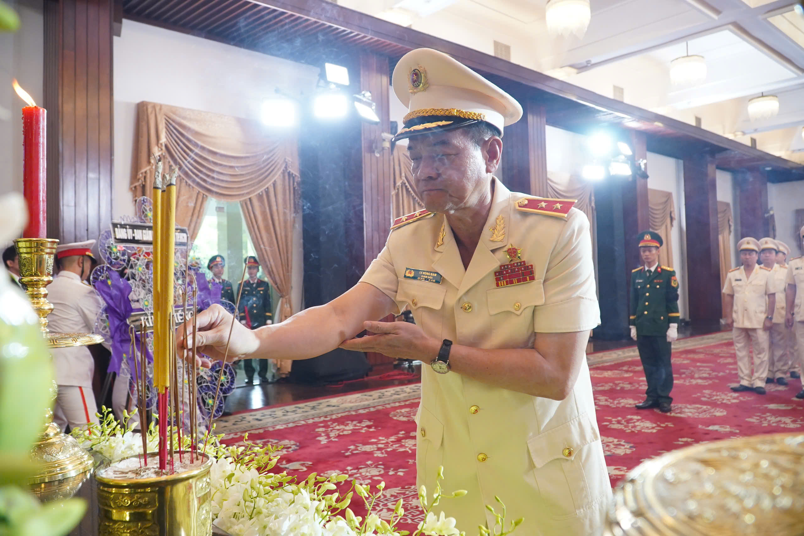 Nghẹn ng&agrave;o x&uacute;c động tại Lễ viếng nguy&ecirc;n Chủ tịch nước Trần Đức Lương tại TP HCM - Ảnh 11.