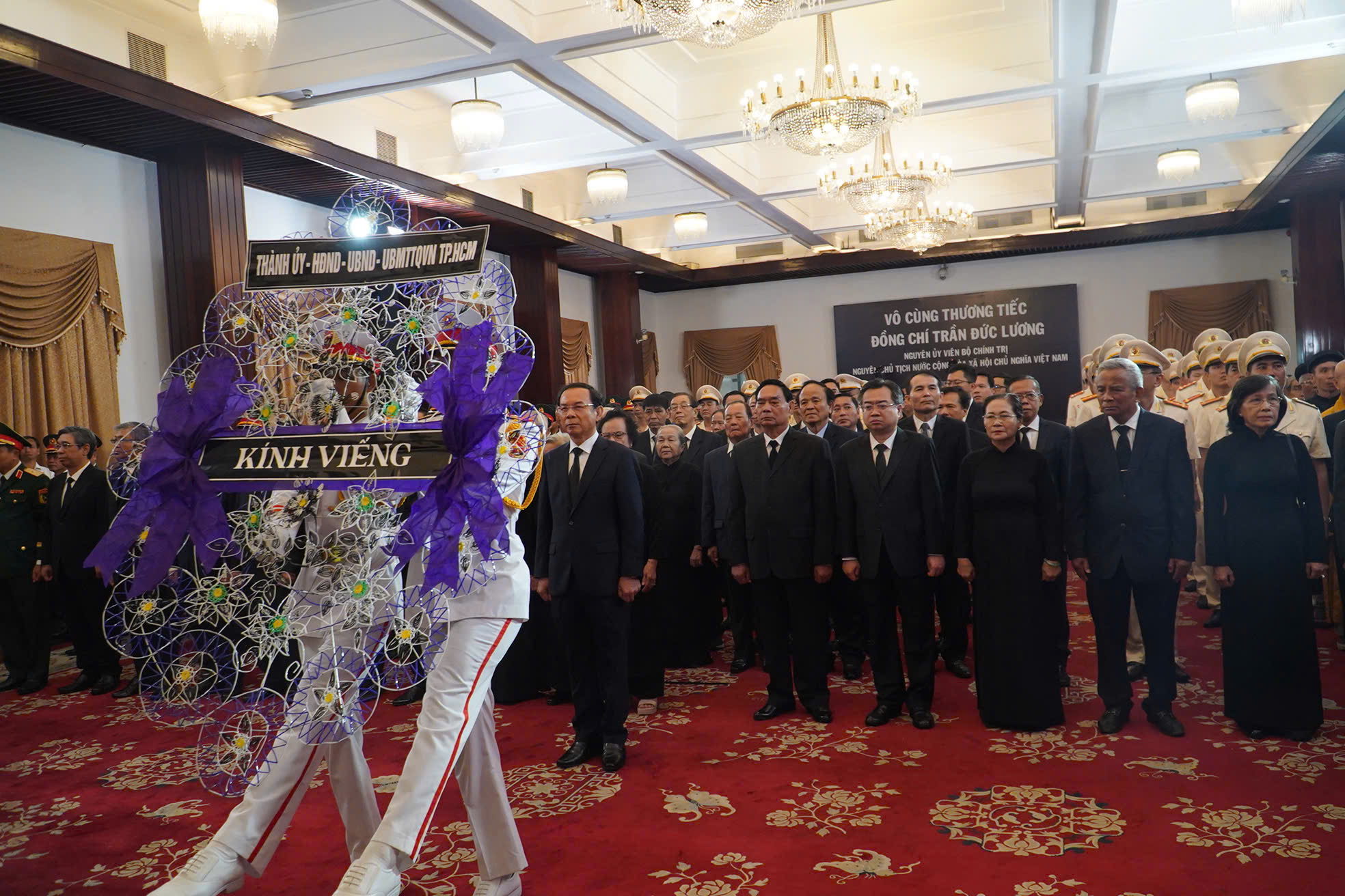 Nghẹn ng&agrave;o x&uacute;c động tại Lễ viếng nguy&ecirc;n Chủ tịch nước Trần Đức Lương tại TP HCM - Ảnh 1.