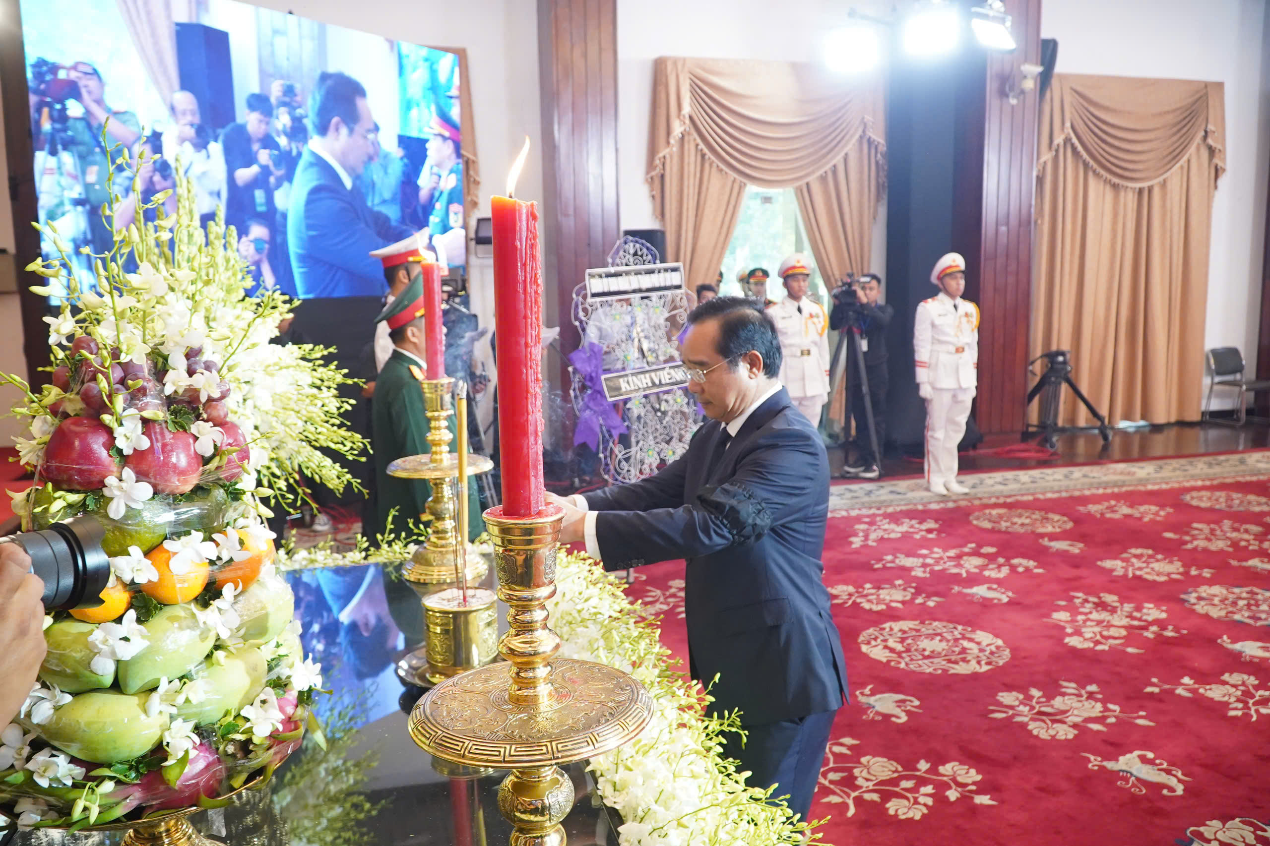 Nghẹn ng&agrave;o x&uacute;c động tại Lễ viếng nguy&ecirc;n Chủ tịch nước Trần Đức Lương tại TP HCM - Ảnh 7.