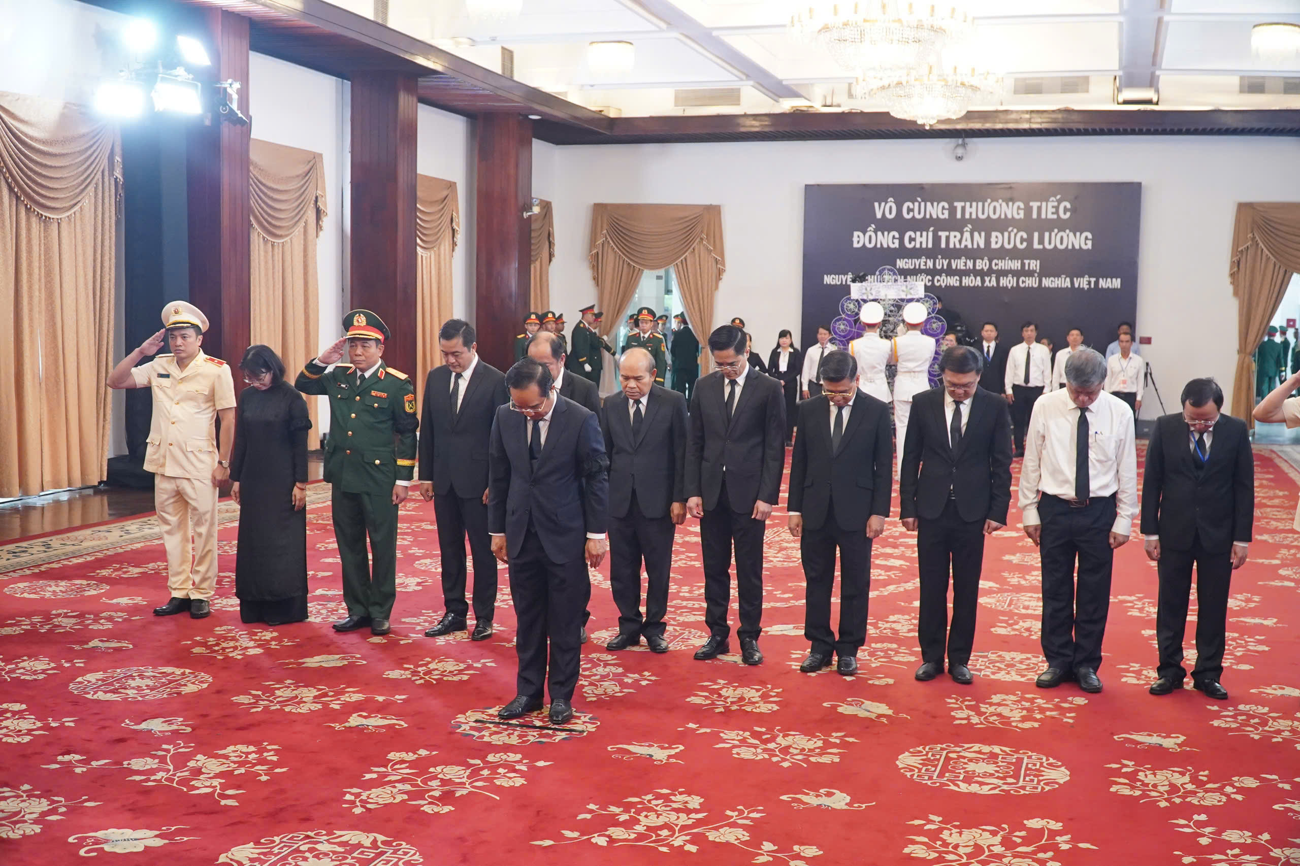 Nghẹn ng&agrave;o x&uacute;c động tại Lễ viếng nguy&ecirc;n Chủ tịch nước Trần Đức Lương tại TP HCM - Ảnh 6.