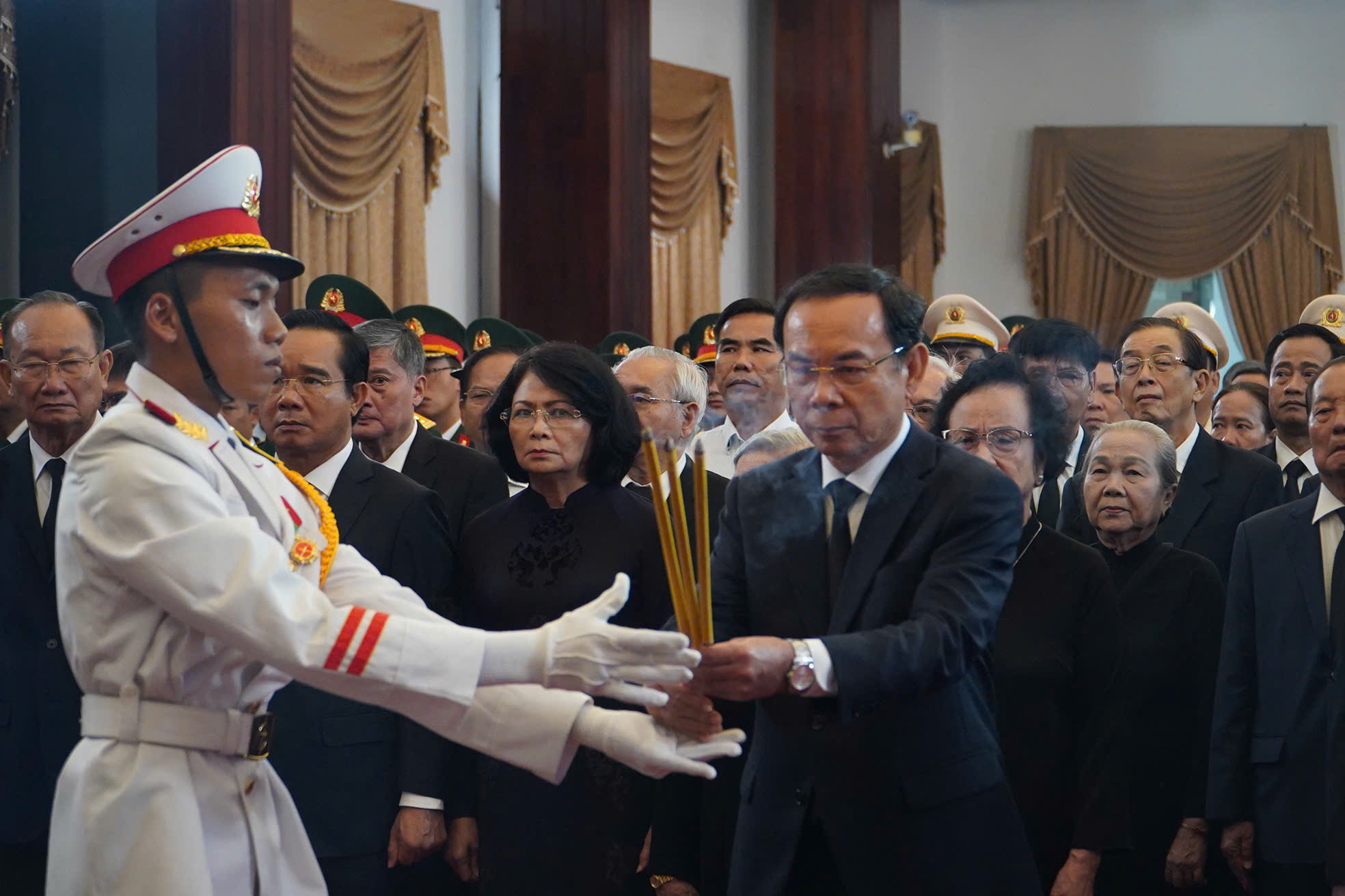 Nghẹn ng&agrave;o x&uacute;c động tại Lễ viếng nguy&ecirc;n Chủ tịch nước Trần Đức Lương tại TP HCM - Ảnh 3.
