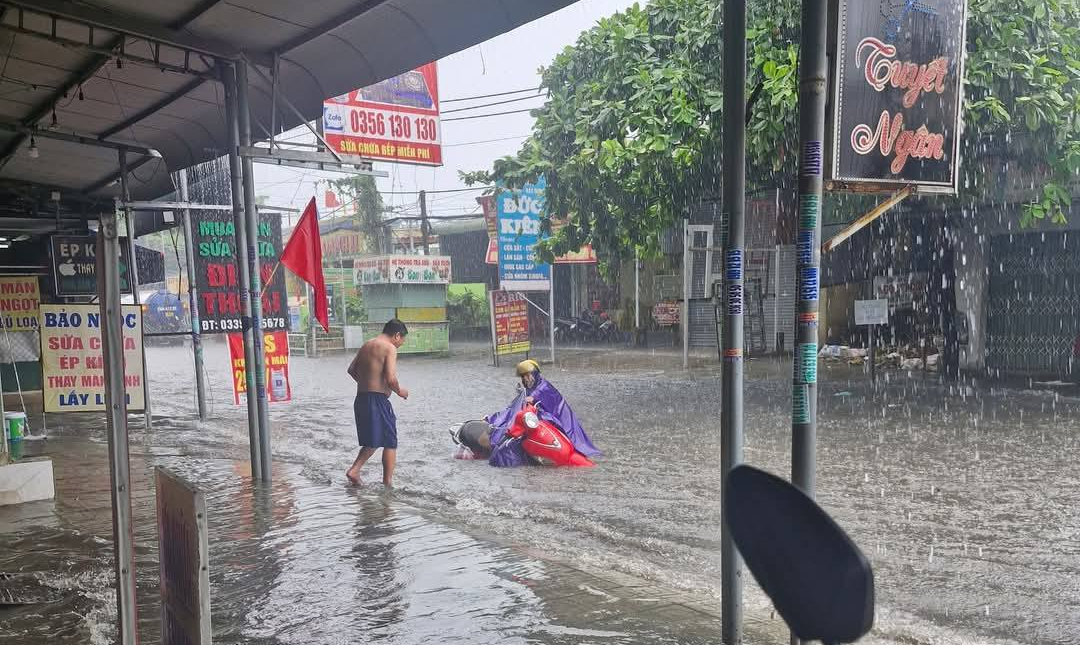 Đang t&igrave;m kiếm b&eacute; g&aacute;i 10 tuổi bị nước cuốn tr&ocirc;i, nhiều nơi ở Bi&ecirc;n H&ograve;a  ngập trong biển nước - Ảnh 4.