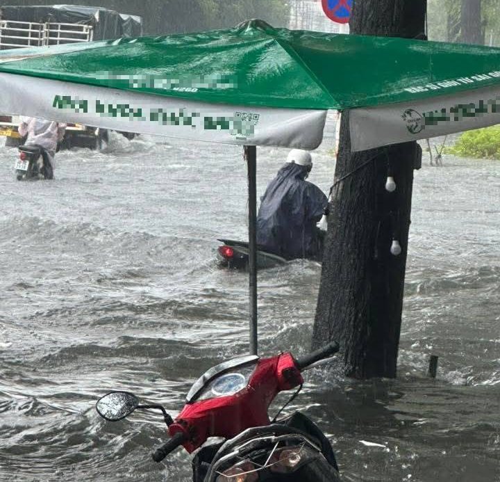 Đang t&igrave;m kiếm b&eacute; g&aacute;i 10 tuổi bị nước cuốn tr&ocirc;i, nhiều nơi ở Bi&ecirc;n H&ograve;a  ngập trong biển nước - Ảnh 5.