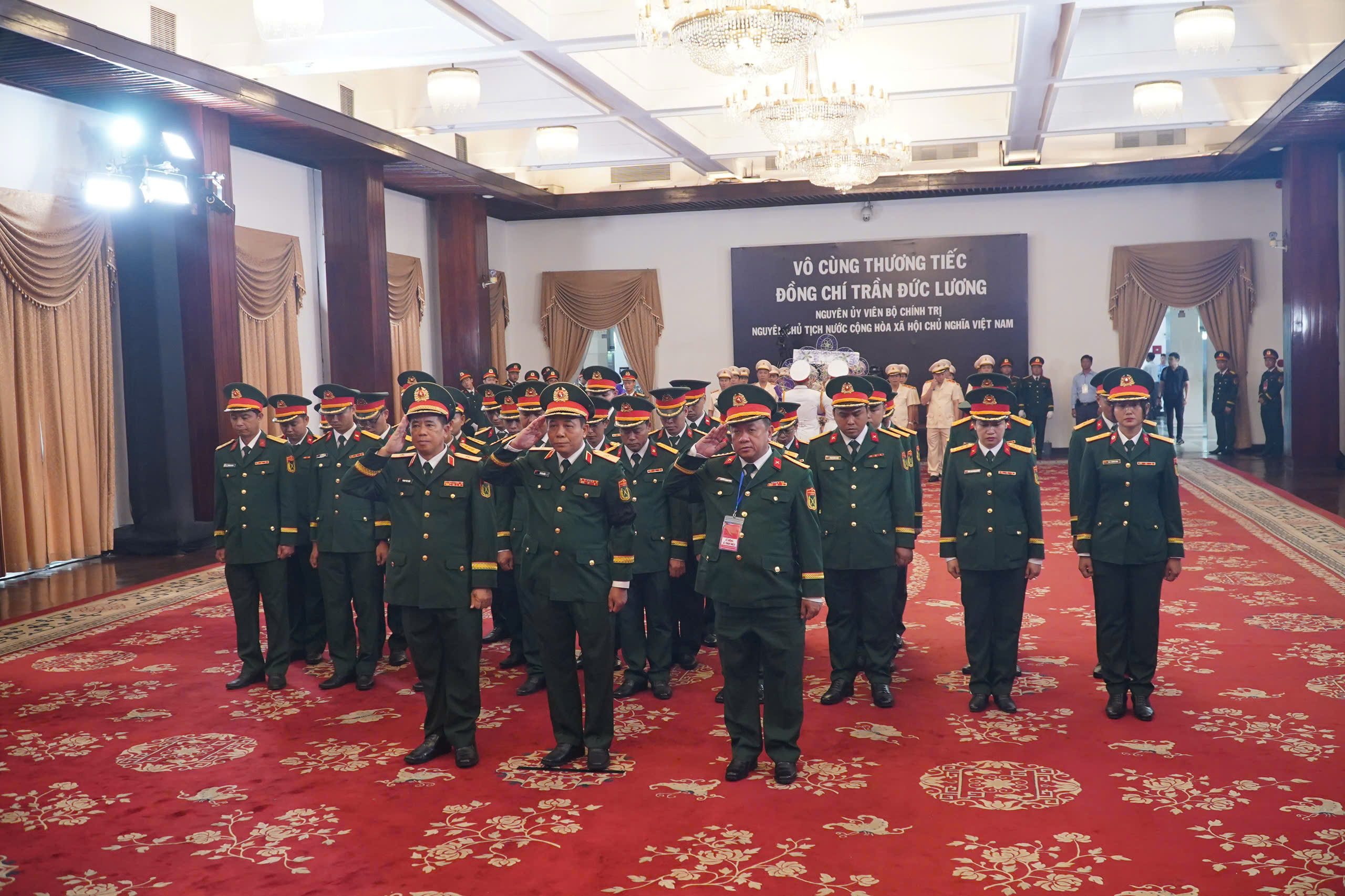 Nghẹn ng&agrave;o x&uacute;c động tại Lễ viếng nguy&ecirc;n Chủ tịch nước Trần Đức Lương tại TP HCM - Ảnh 9.