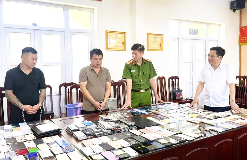 Bắt ổ nh&oacute;m nam nữ g&acirc;y ra h&agrave;ng trăm vụ trộm cắp ở ch&ugrave;a Tam Ch&uacute;c- Ảnh 1.