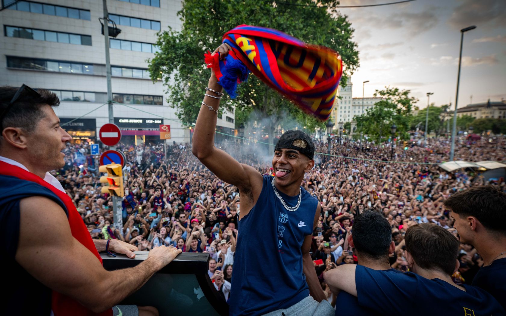 Barca l&ecirc;n kế hoạch tương lai cho Yamal dựa v&agrave;o Messi - Ảnh 2.