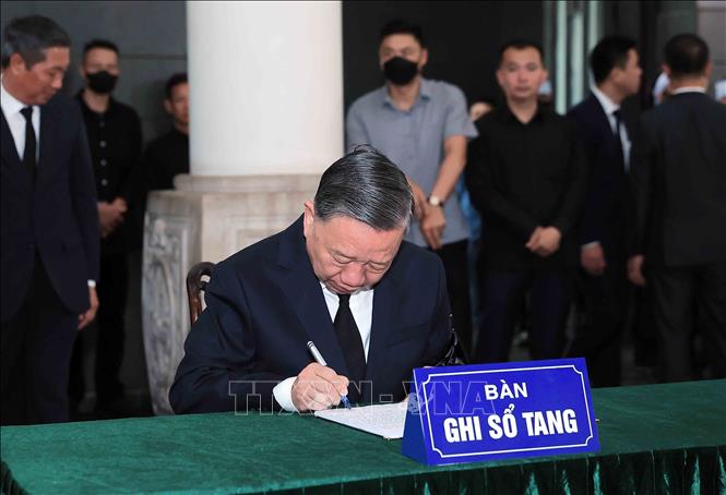 Xúc động những dòng ghi sổ tang viếng nguyên Chủ tịch nước Trần Đức Lương- Ảnh 1.