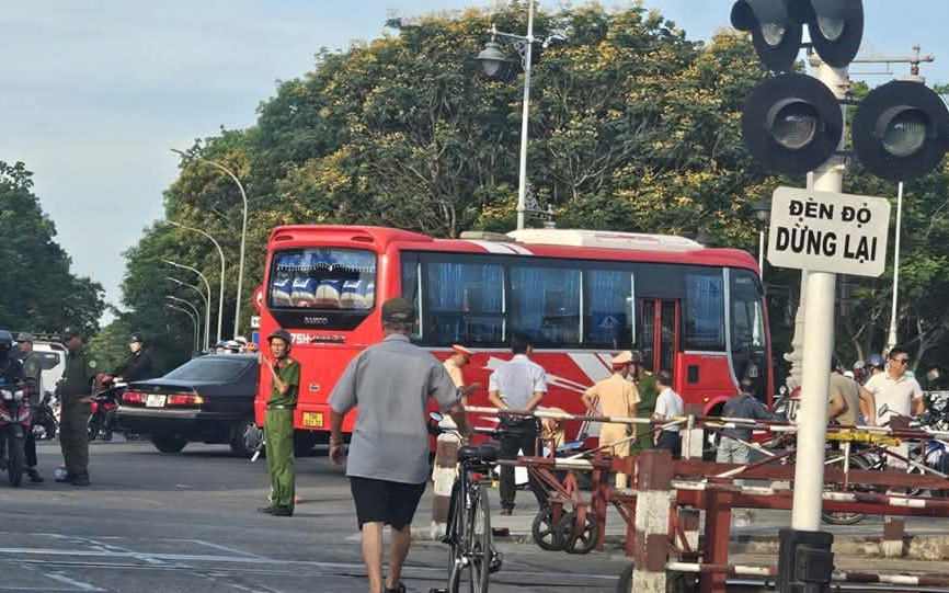 Xe khách tông xe máy trên Quốc lộ 1, 2 người tử vong- Ảnh 2.