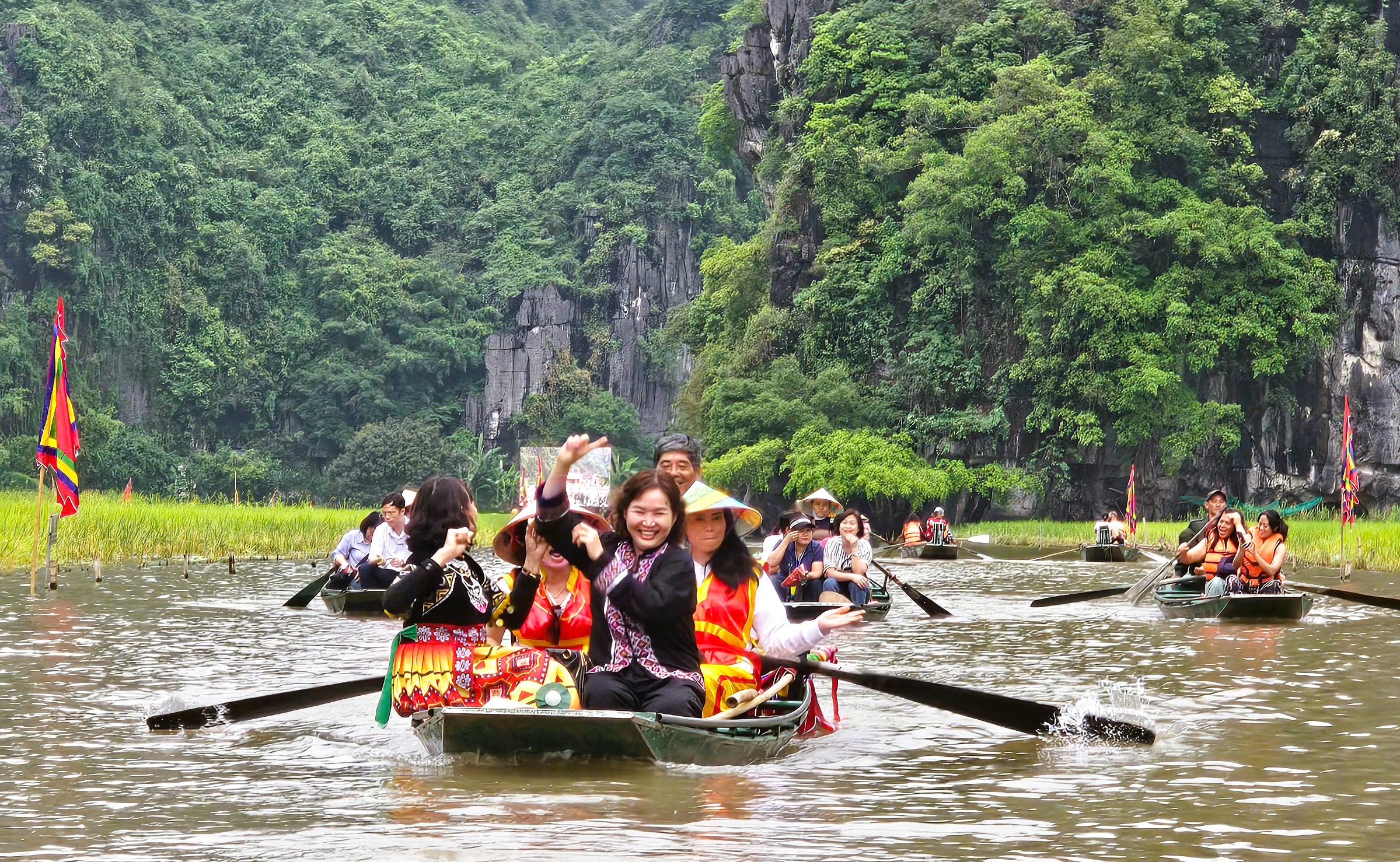 T&ocirc;n vinh vẻ đẹp thi&ecirc;n nhi&ecirc;n kỳ th&uacute; của Tr&agrave;ng An qua Tuần du lịch Ninh B&igrave;nh- Ảnh 2.