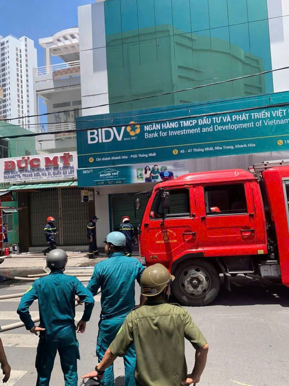 Ch&aacute;y ph&ograve;ng giao dịch ng&acirc;n h&agrave;ng ở Kh&aacute;nh H&ograve;a- Ảnh 2.