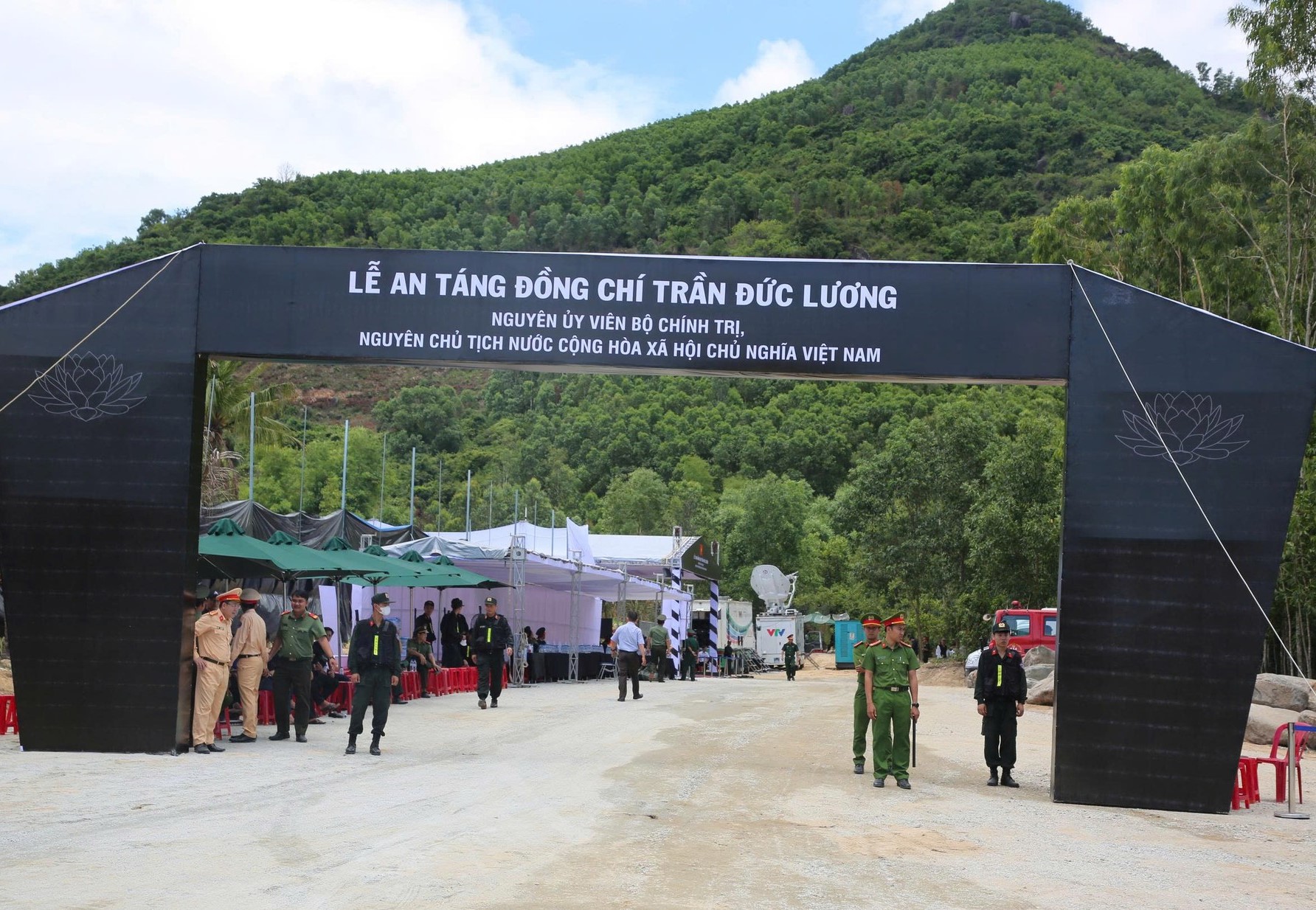 Đưa linh cữu nguy&ecirc;n Chủ tịch nước Trần Đức Lương về qu&ecirc; nh&agrave;- Ảnh 3.