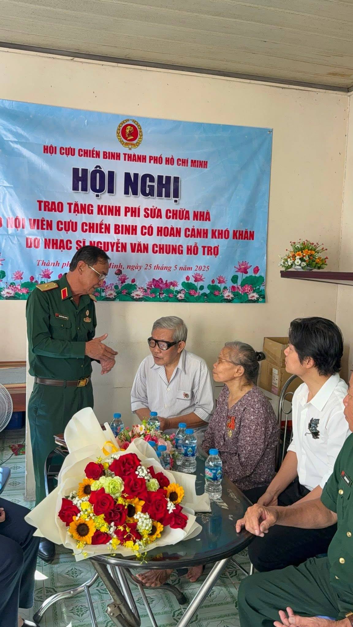 Nhạc sĩ Nguyễn Văn Chung tri ân cựu chiến binh - Ảnh 1.