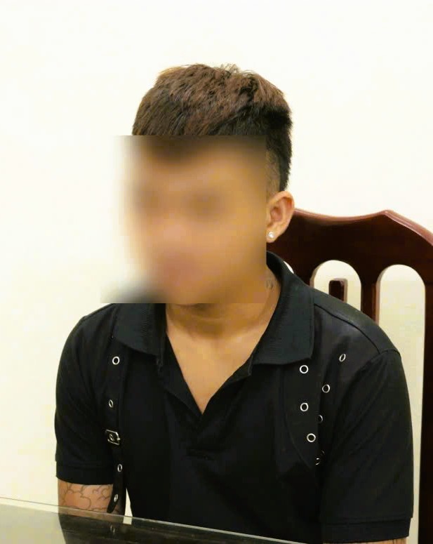 2 "bố con" rủ nhau đi "chăn dắt" rồi cưỡng đoạt tiền của nữ nh&acirc;n vi&ecirc;n qu&aacute;n h&aacute;t mới 14 tuổi- Ảnh 1.
