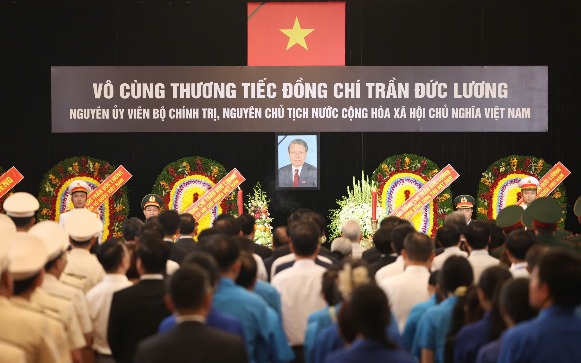 Hơn 3.600 lượt người đến Hội trường Thống Nhất viếng tang nguyên Chủ tịch nước Trần Đức Lương