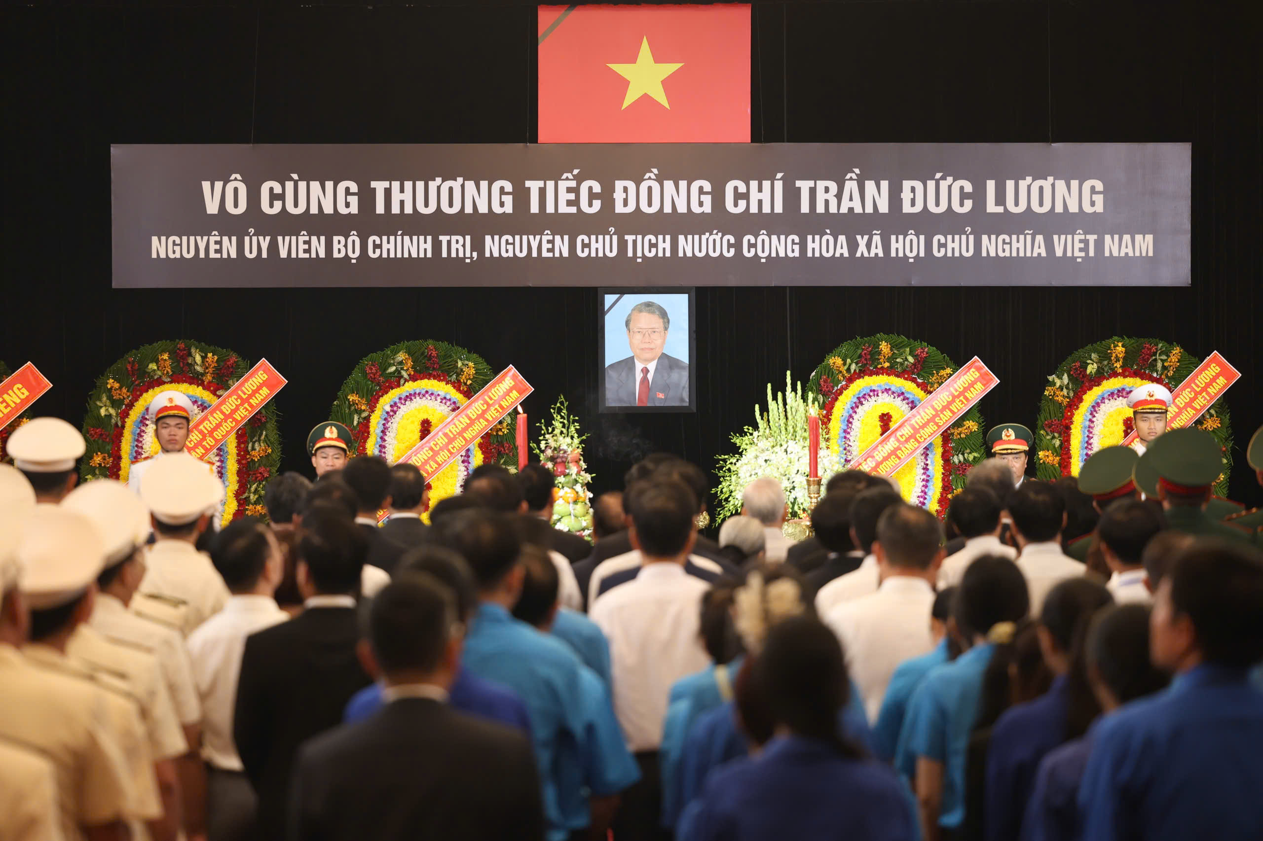 Hơn 3.600 lượt người đến Hội trường Thống Nhất viếng tang nguy&ecirc;n Chủ tịch nước Trần Đức Lương- Ảnh 4.
