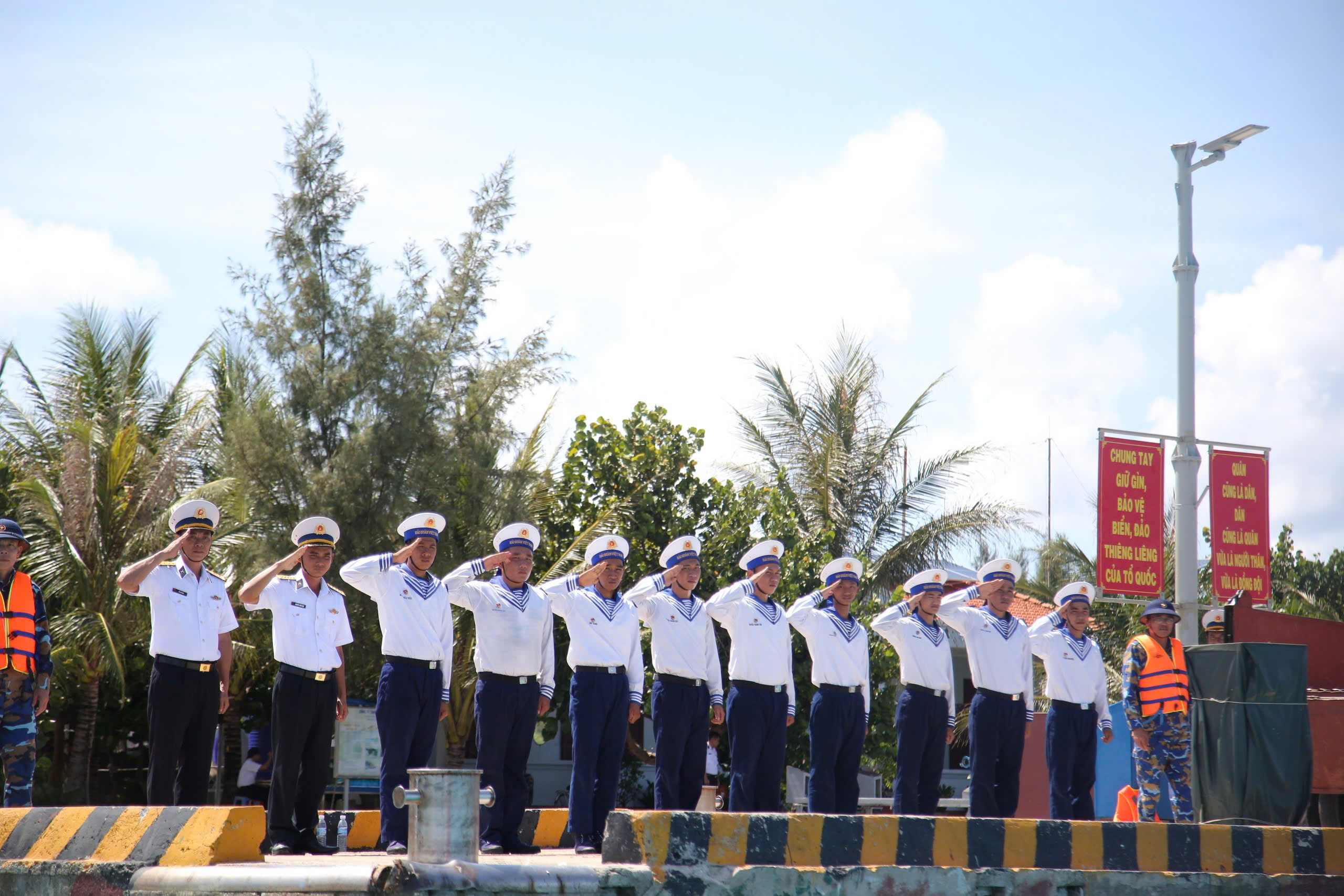 Thi&ecirc;ng li&ecirc;ng Trường Sa - Ảnh 1.