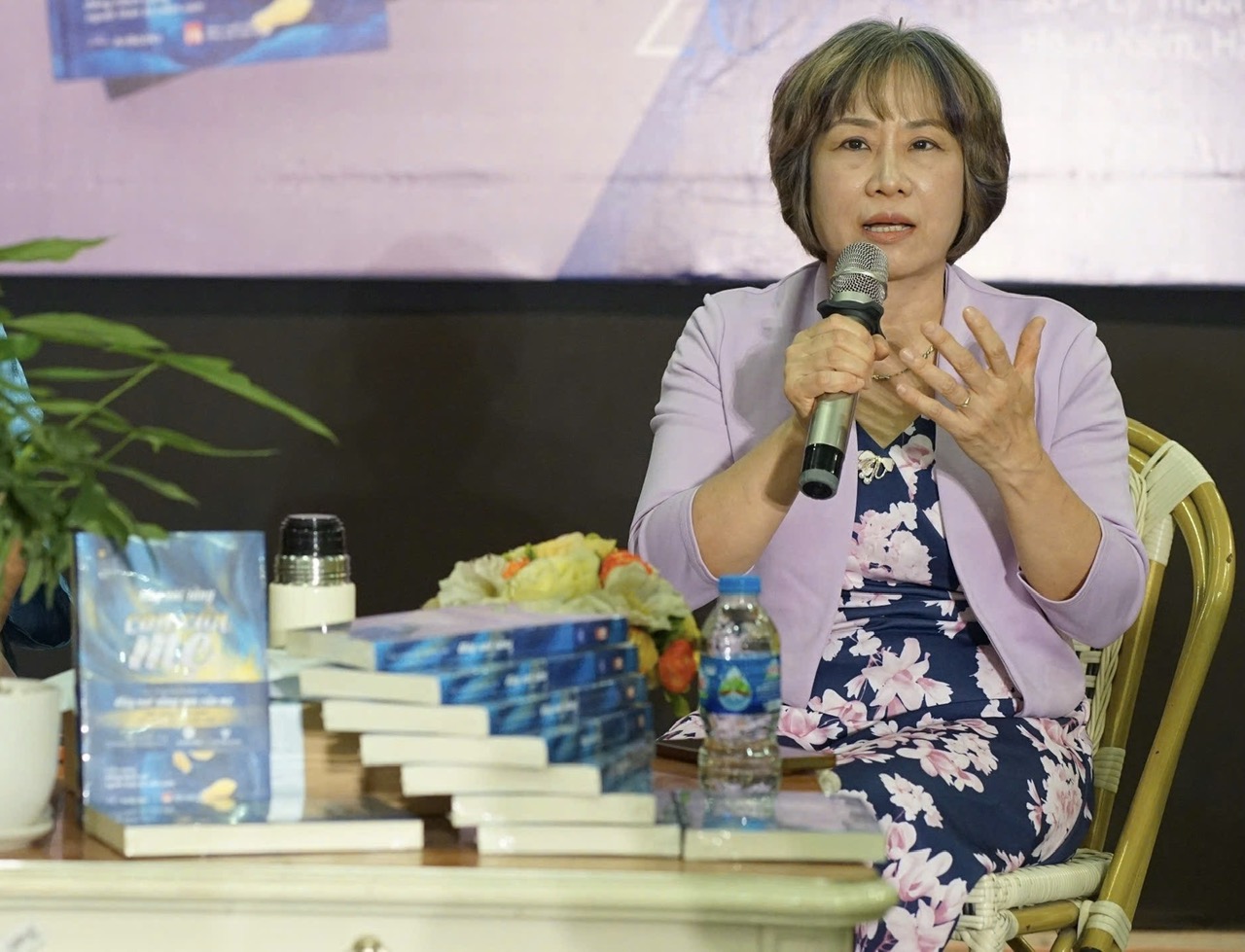 "H&atilde;y n&oacute;i rằng con cần mẹ" - cẩm nang đồng h&agrave;nh với người trầm cảm - Ảnh 1.
