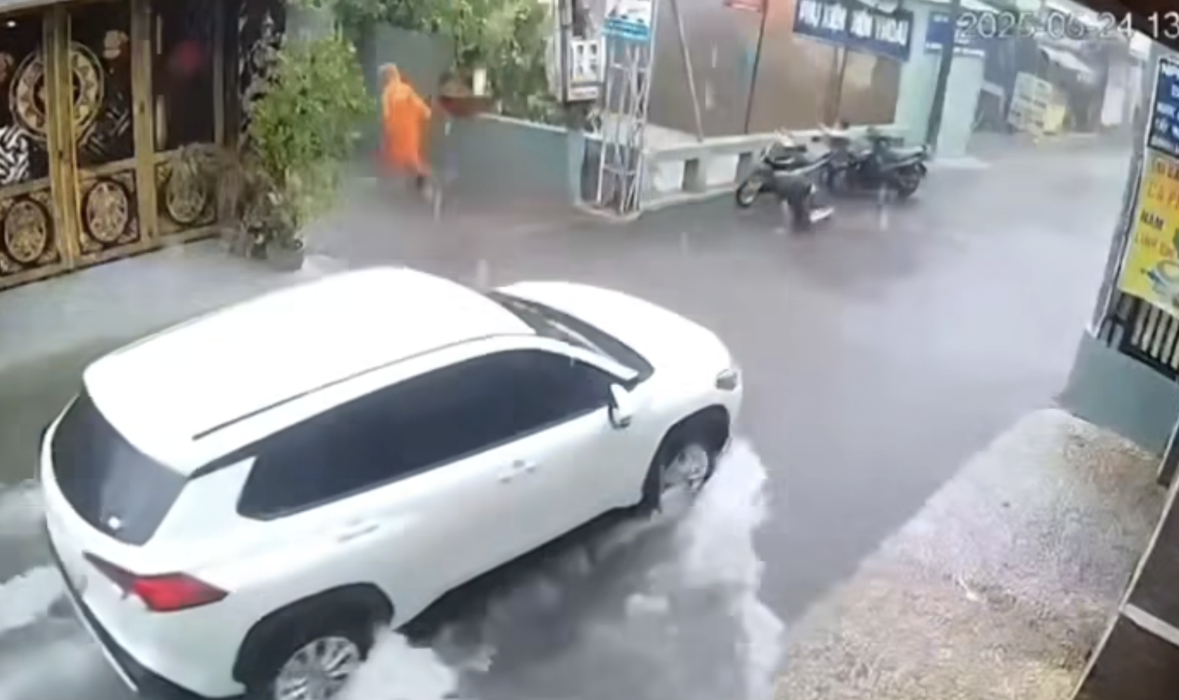 Kh&ocirc;ng c&oacute; ph&eacute;p m&agrave;u trong vụ bị b&eacute; g&aacute;i bị nước cuốn tr&ocirc;i ở Bi&ecirc;n H&ograve;a - Ảnh 1.