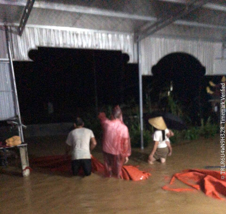 Nước lên nhanh, người dân Hà Tĩnh tất tả chạy lũ trong đêm- Ảnh 2.