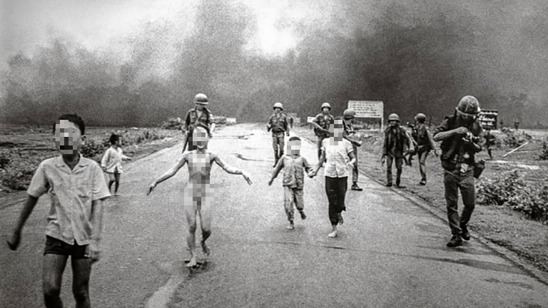 "Em b&eacute; Napalm" Kim Ph&uacute;c n&oacute;i g&igrave; về vụ Nick &Uacute;t bị ngừng ghi nhận l&agrave; t&aacute;c giả bức ảnh "Em b&eacute; Napalm" - Ảnh 1.