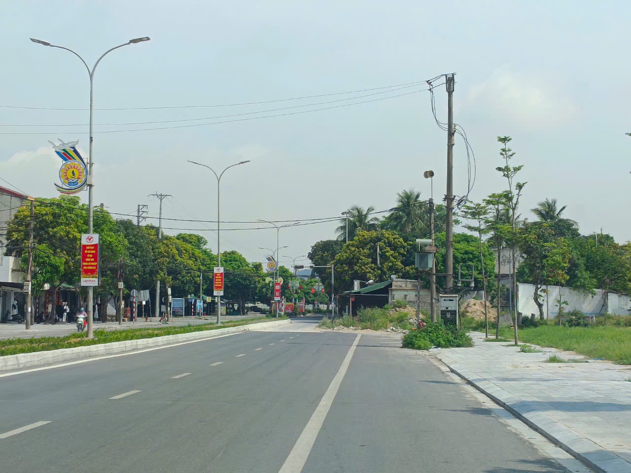 VIDEO: Đường hơn 300 tỉ đồng bị “thắt cổ chai” vì tắc 50 m mặt bằng- Ảnh 1.