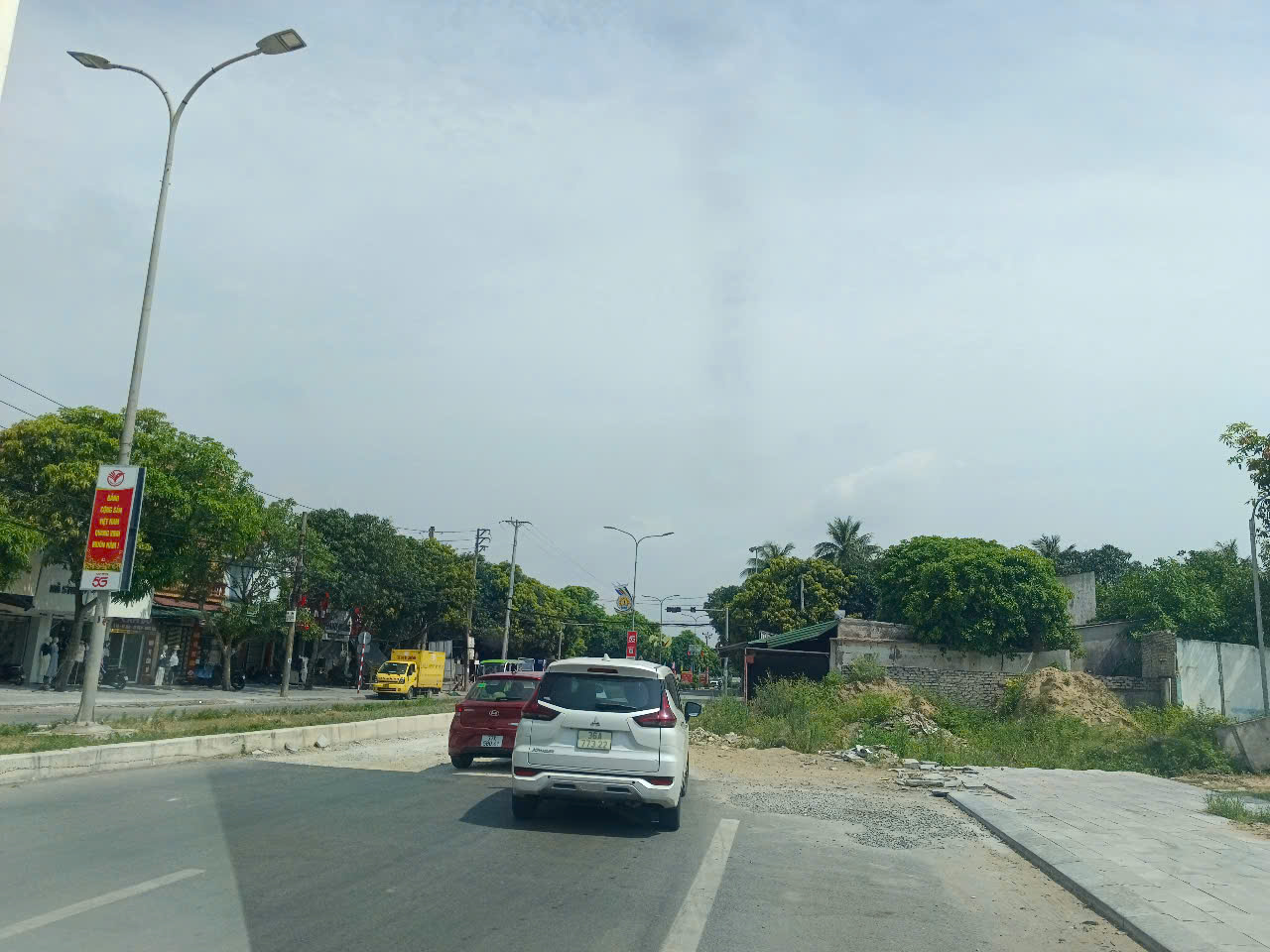 VIDEO: Đường hơn 300 tỉ đồng bị “thắt cổ chai” vì tắc 50 m mặt bằng- Ảnh 2.