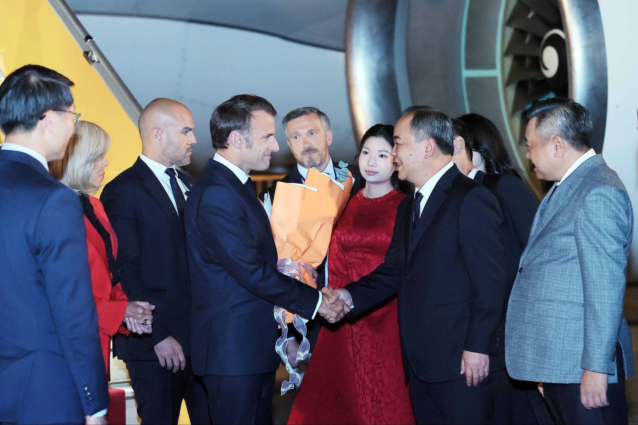 Tổng thống Ph&aacute;p Emmanuel Macron v&agrave; Phu nh&acirc;n tới H&agrave; Nội- Ảnh 1.
