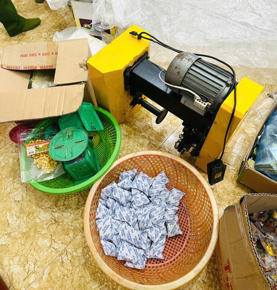 Khởi tố nữ chủ xưởng sản xuất hàng loạt đồ ăn vặt "sạch, ngon" giả- Ảnh 2.