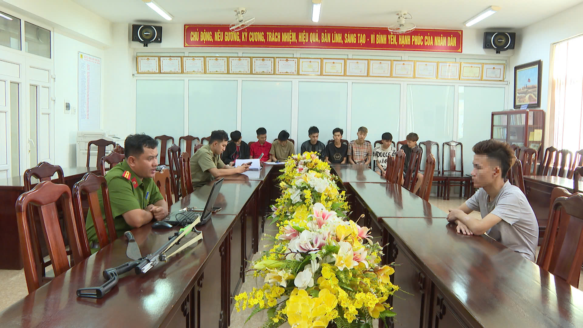 Nhóm thanh thiếu niên mang theo súng ná "dương oai" đường phố - Ảnh 1.