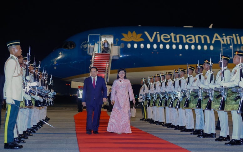 Thủ tướng Phạm Minh Chính tới Kuala Lumpur, bắt đầu thăm Malaysia và dự Hội nghị Cấp cao ASEAN