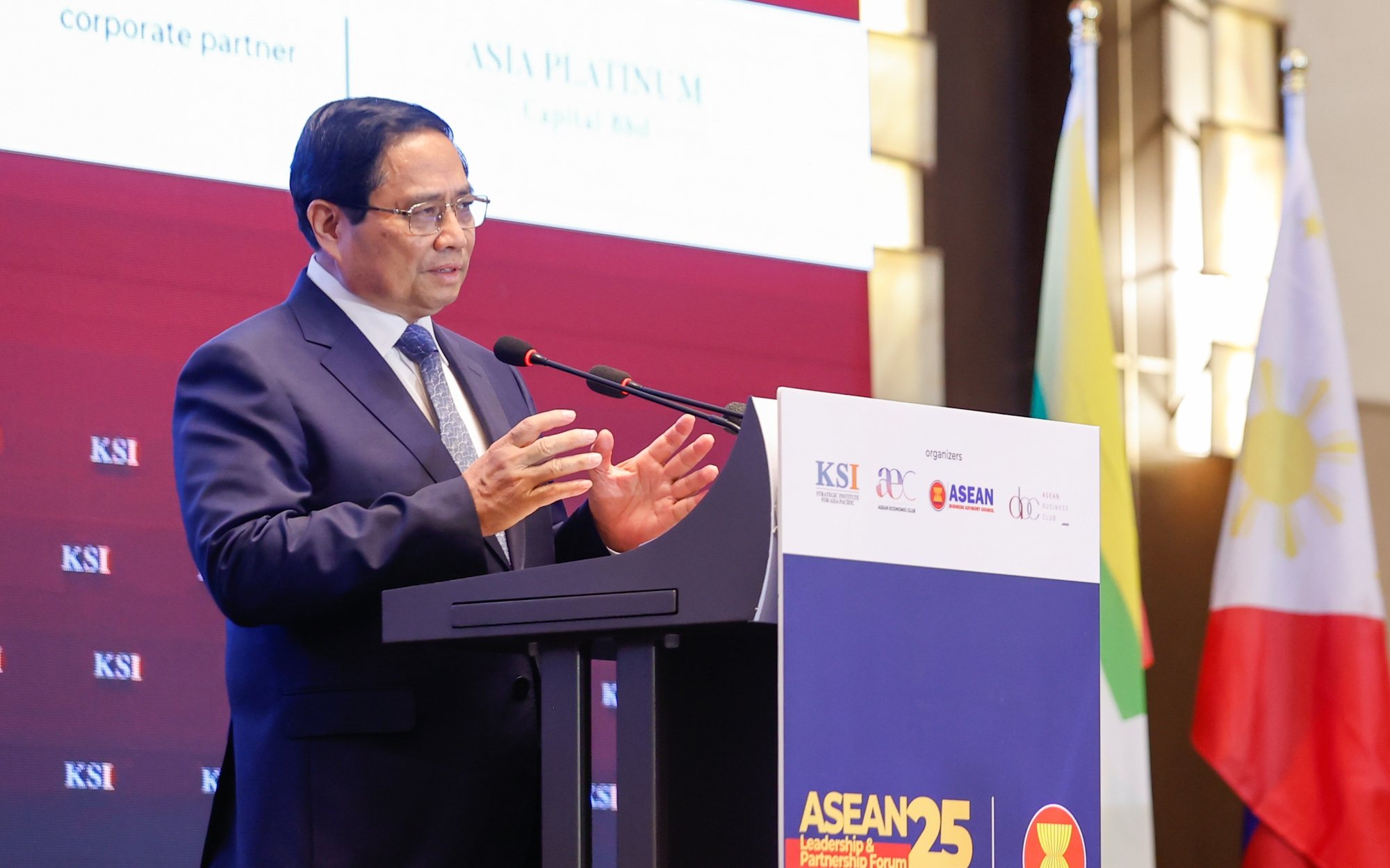 Thủ tướng Malaysia đ&oacute;n Thủ tướng Phạm Minh Ch&iacute;nh dự Hội nghị cấp cao ASEAN - Ảnh 2.