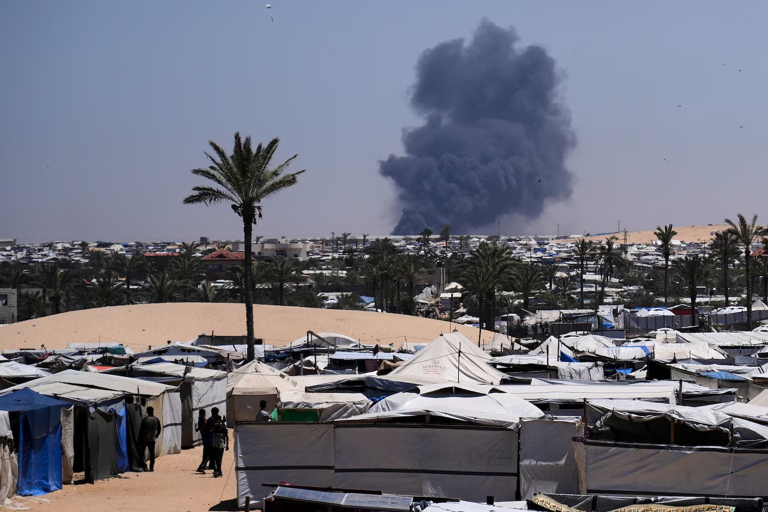 Xung đột ở Gaza: B&aacute;c sĩ mất 9 đứa con do kh&ocirc;ng k&iacute;ch, Israel triển khai th&ecirc;m lữ đo&agrave;n - Ảnh 2.