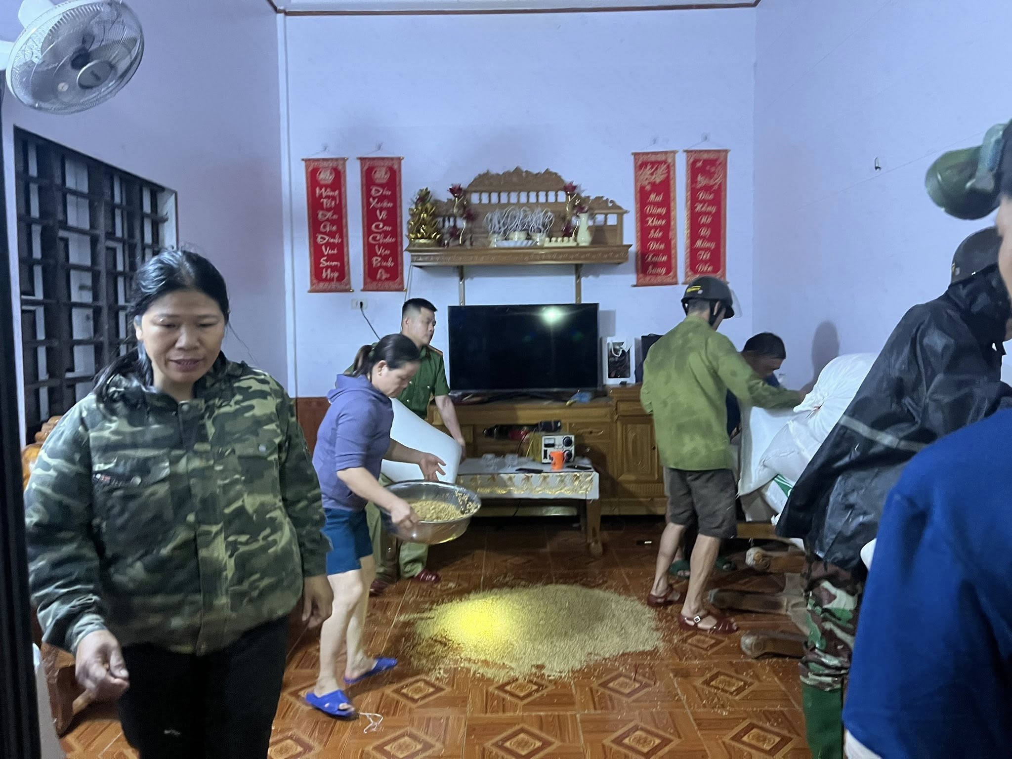 Nước lên nhanh, người dân Hà Tĩnh tất tả chạy lũ trong đêm- Ảnh 9.