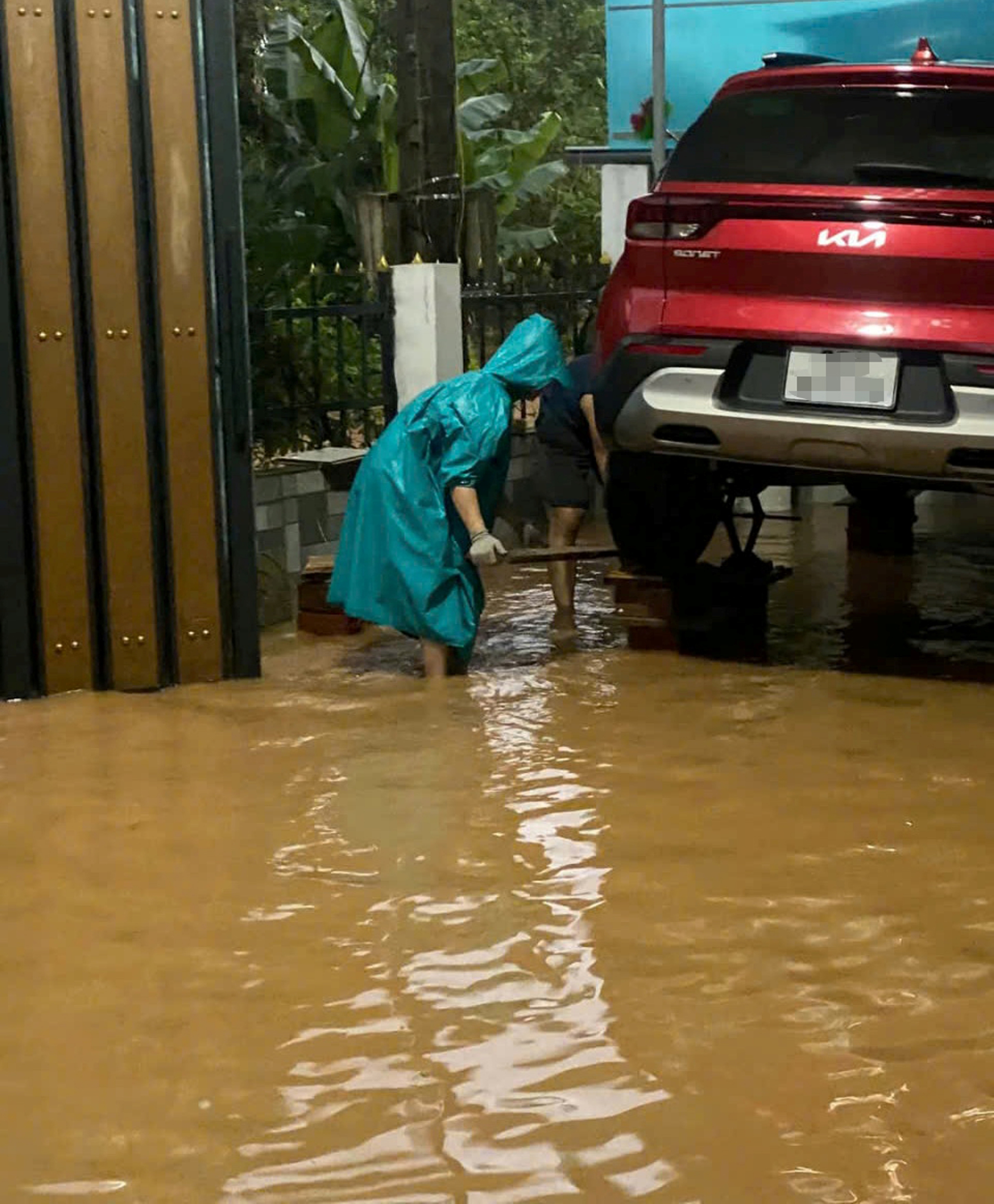 Nước lên nhanh, người dân Hà Tĩnh tất tả chạy lũ trong đêm- Ảnh 11.