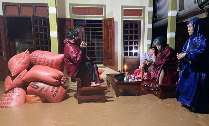 Nước lên nhanh, người dân Hà Tĩnh tất tả chạy lũ trong đêm- Ảnh 1.